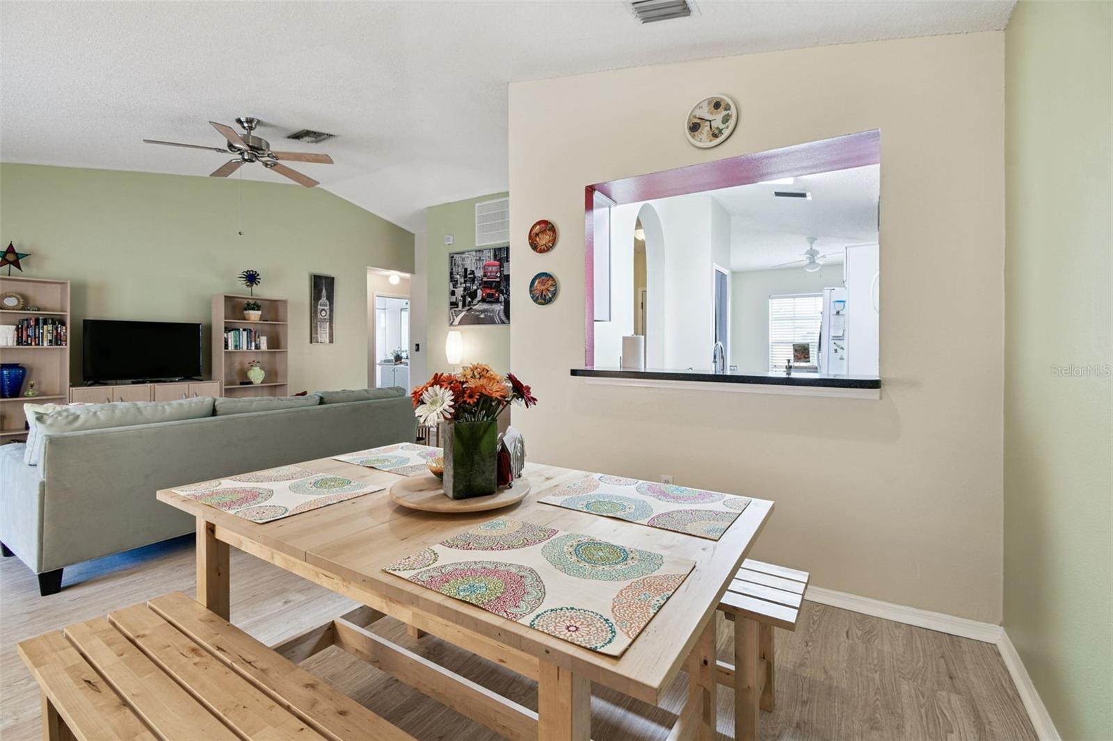 Listing photo id 8 for 1407 Oakford Court