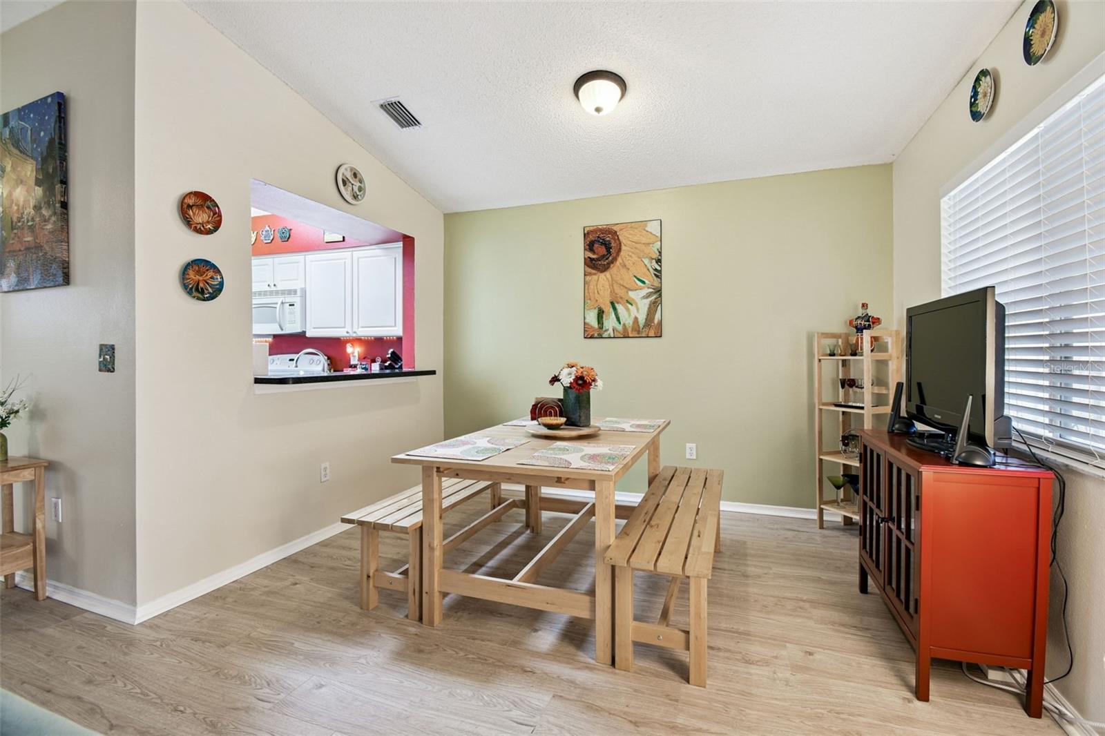 Listing photo id 9 for 1407 Oakford Court