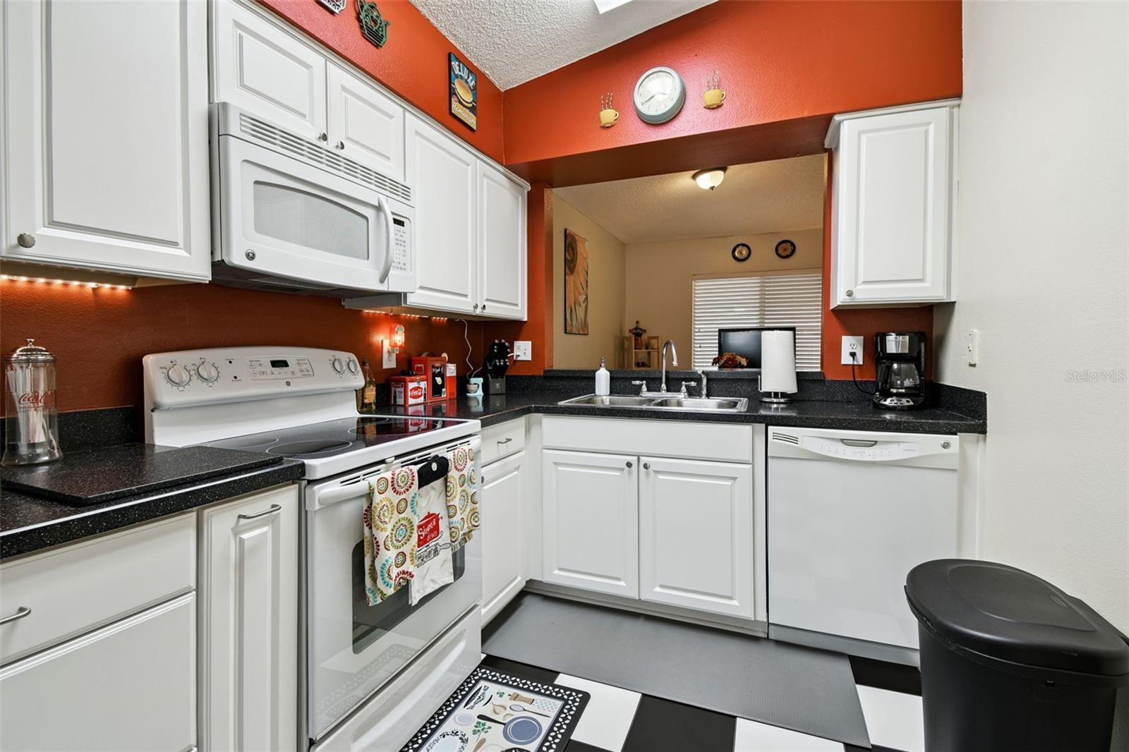 Listing photo id 10 for 1407 Oakford Court