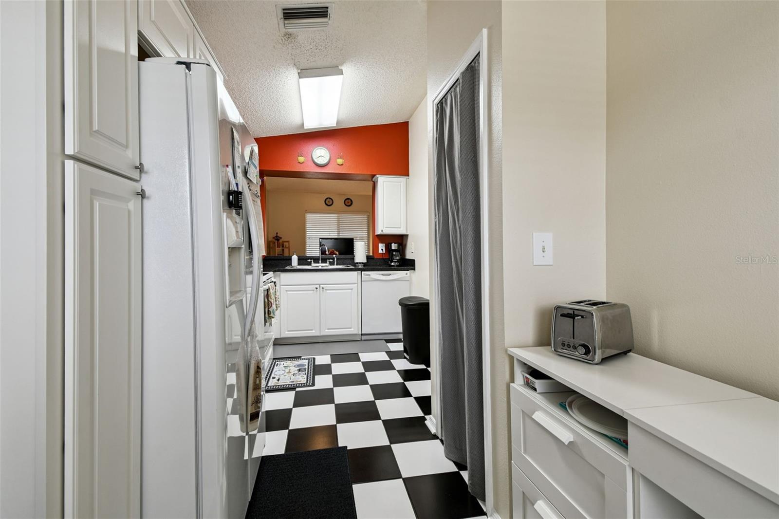 Listing photo id 12 for 1407 Oakford Court