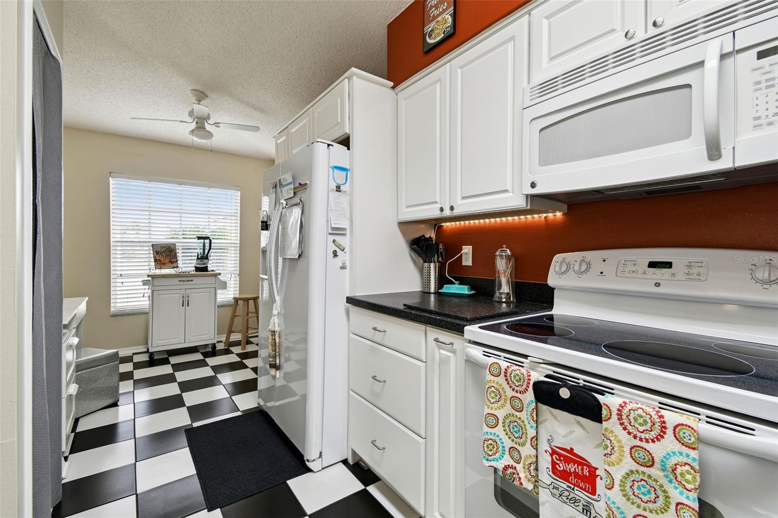 Listing photo id 13 for 1407 Oakford Court