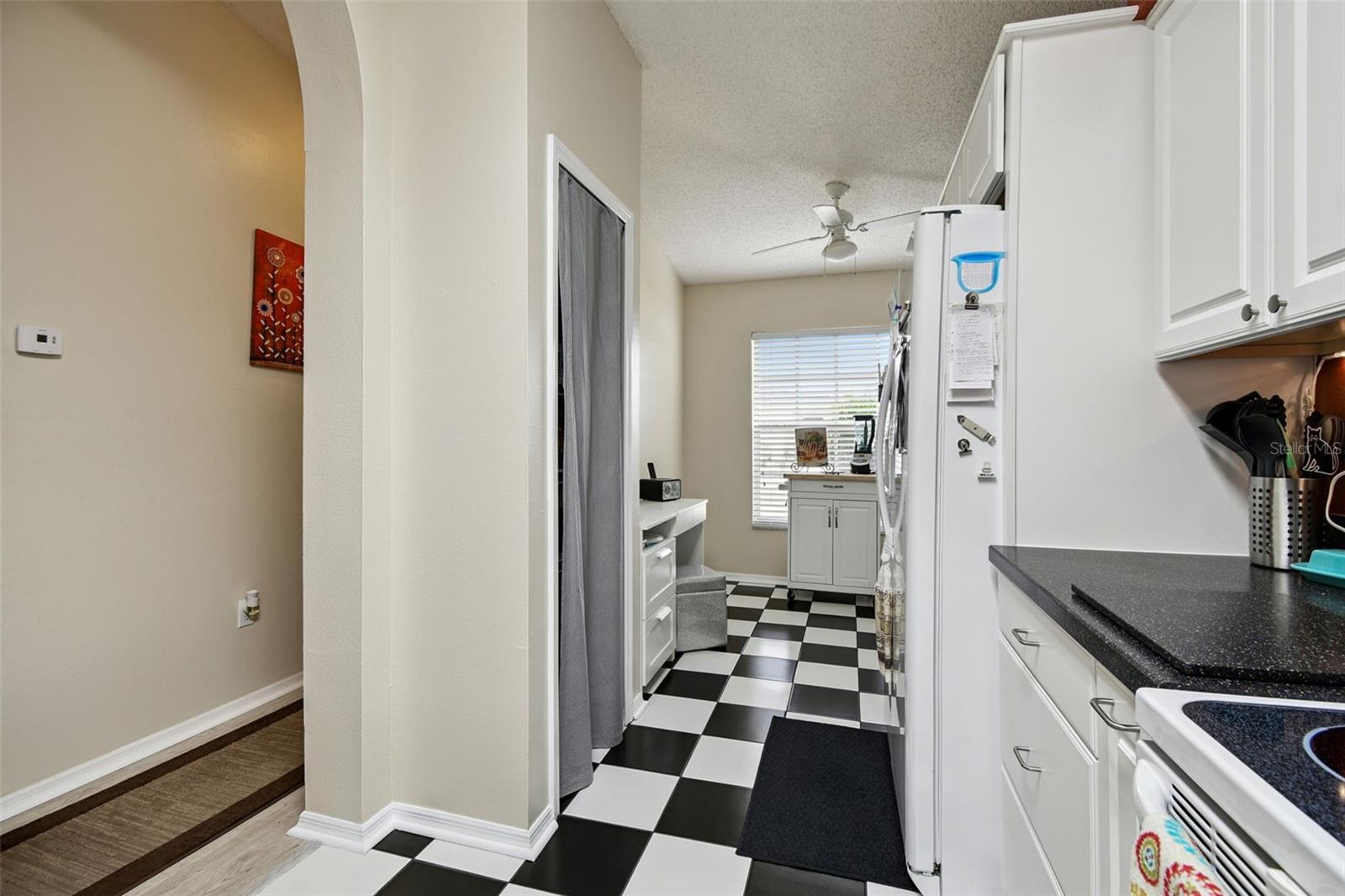 Listing photo id 14 for 1407 Oakford Court