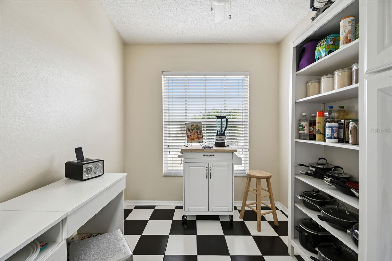 Listing photo id 15 for 1407 Oakford Court