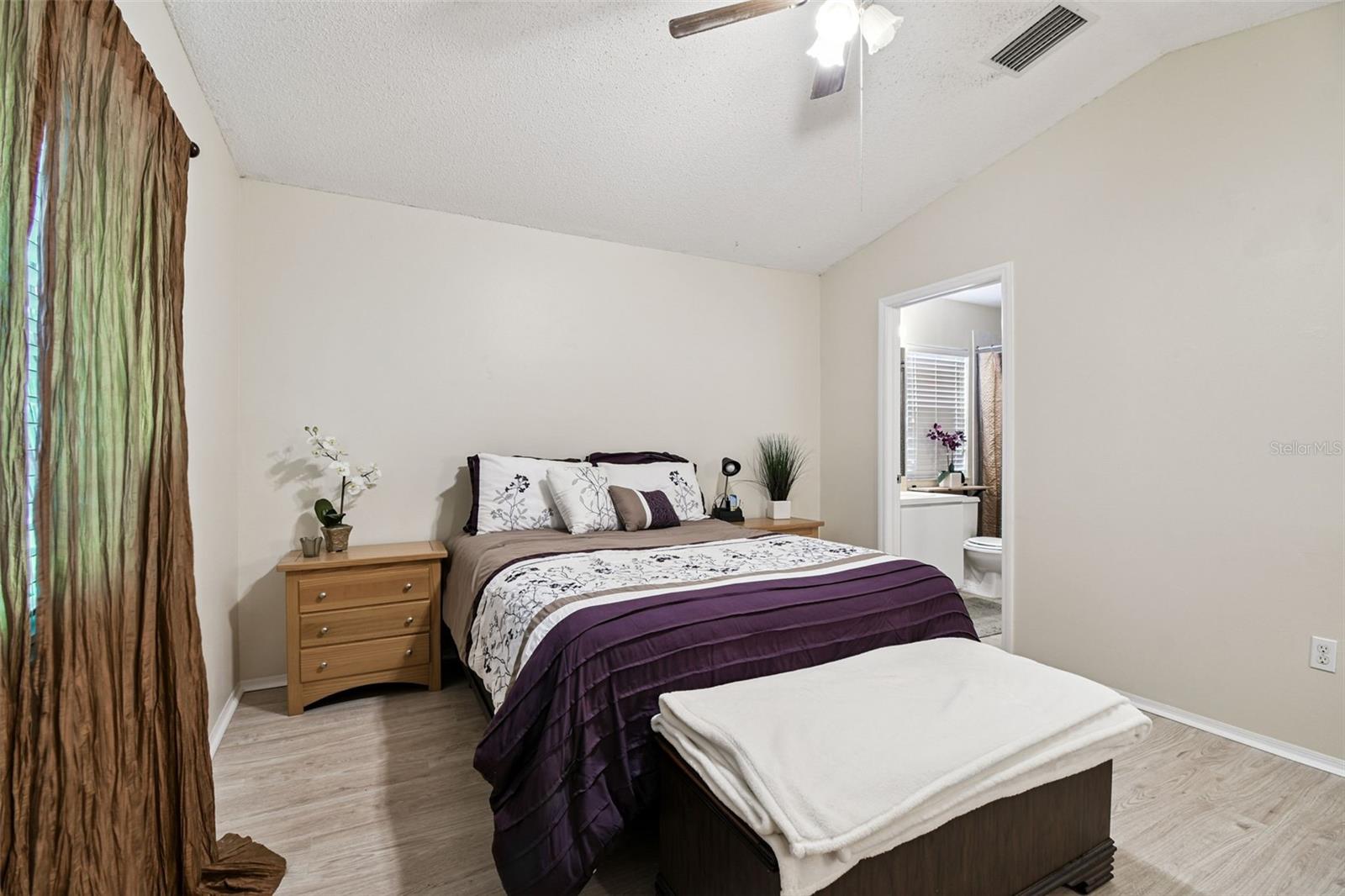 Listing photo id 18 for 1407 Oakford Court