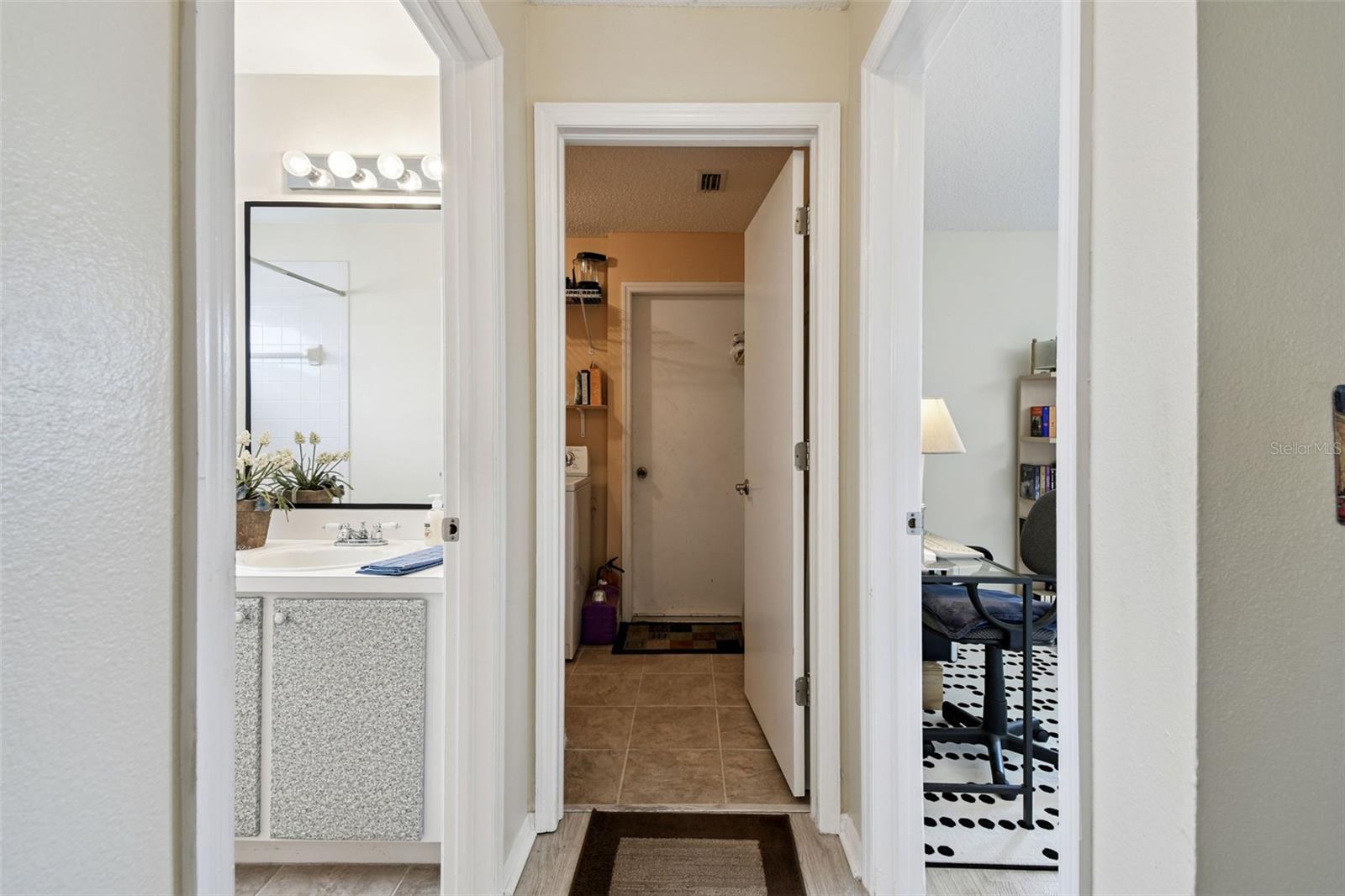 Listing photo id 23 for 1407 Oakford Court