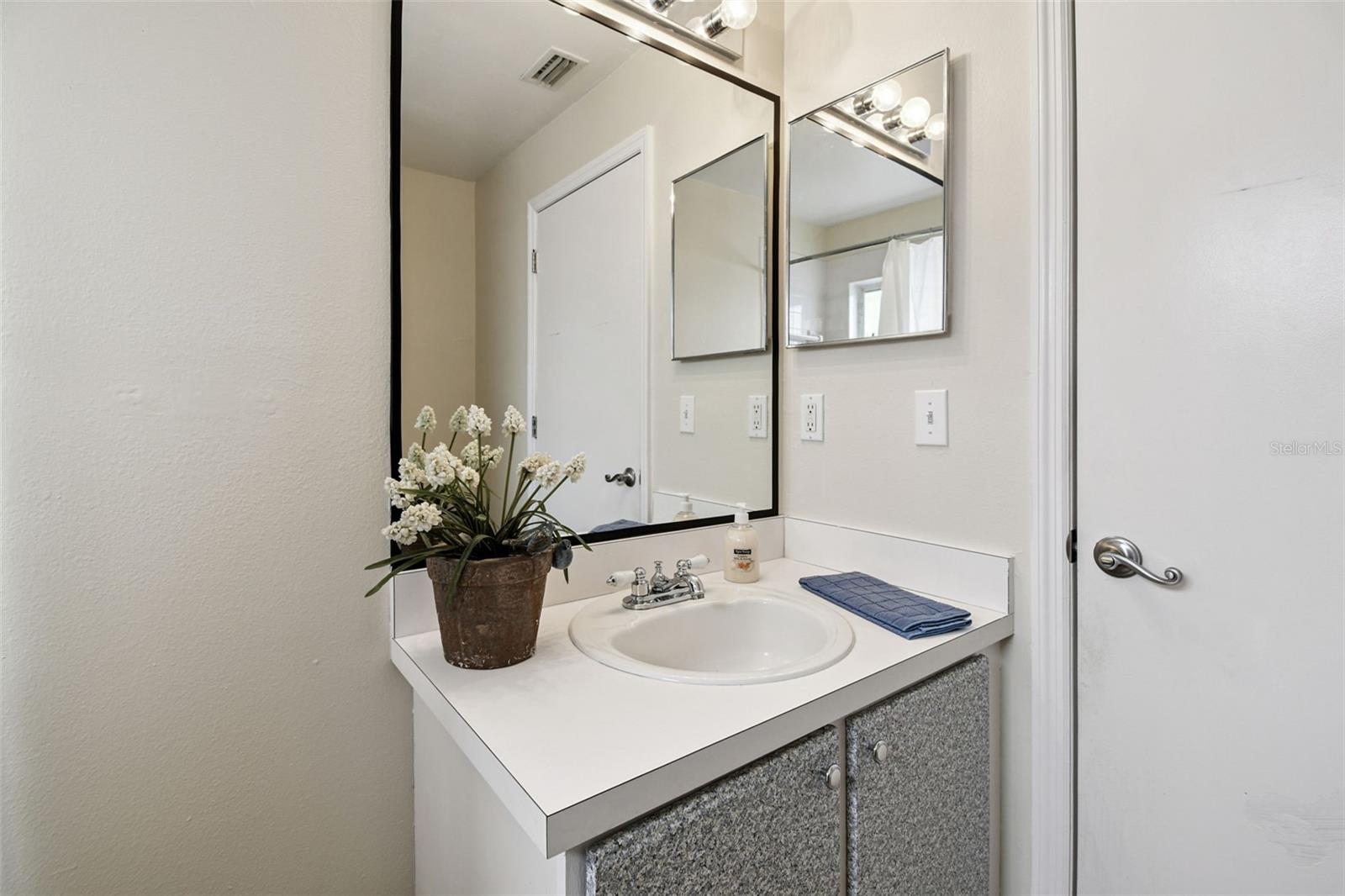 Listing photo id 25 for 1407 Oakford Court