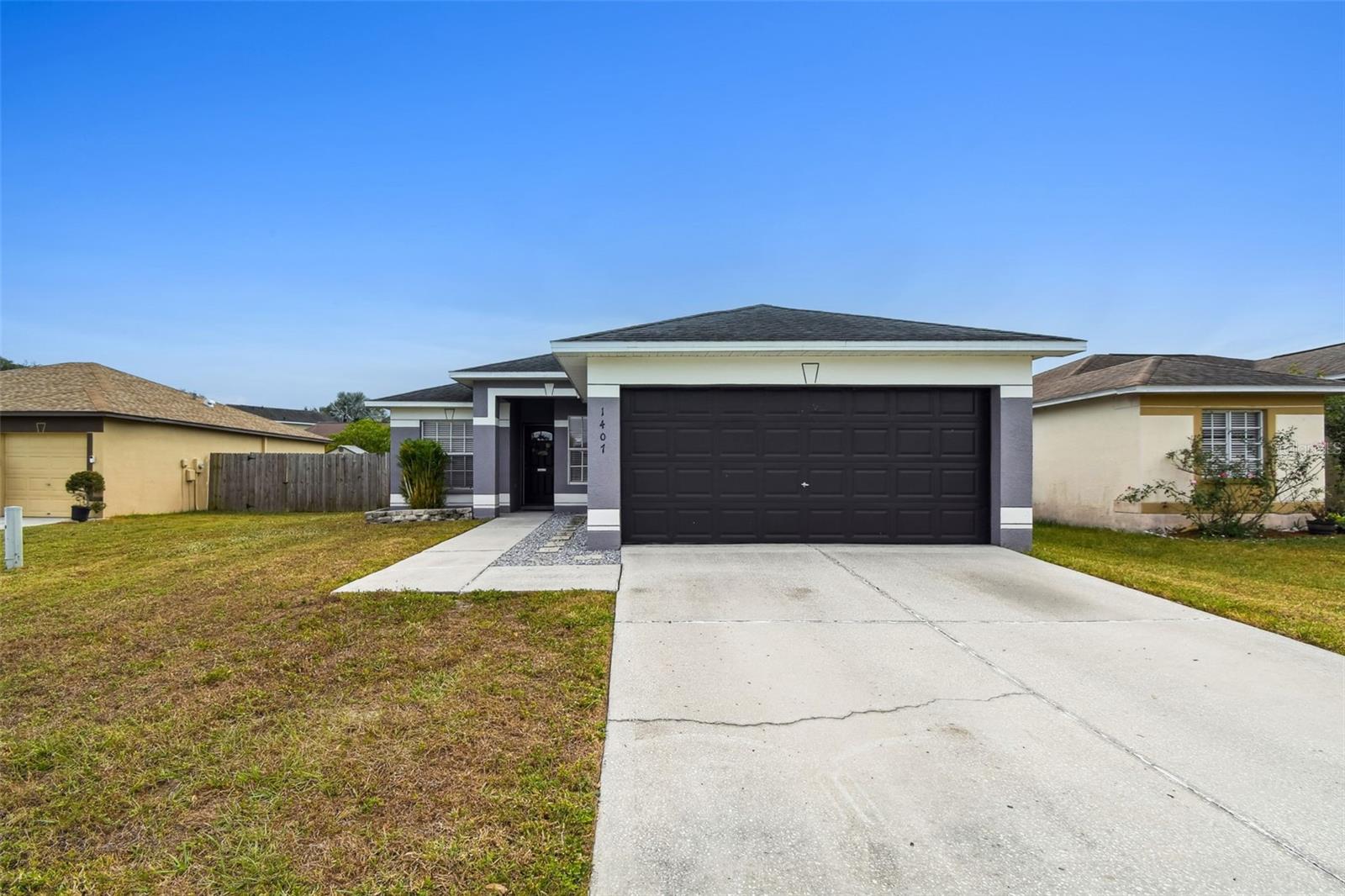 Listing photo id 1 for 1407 Oakford Court