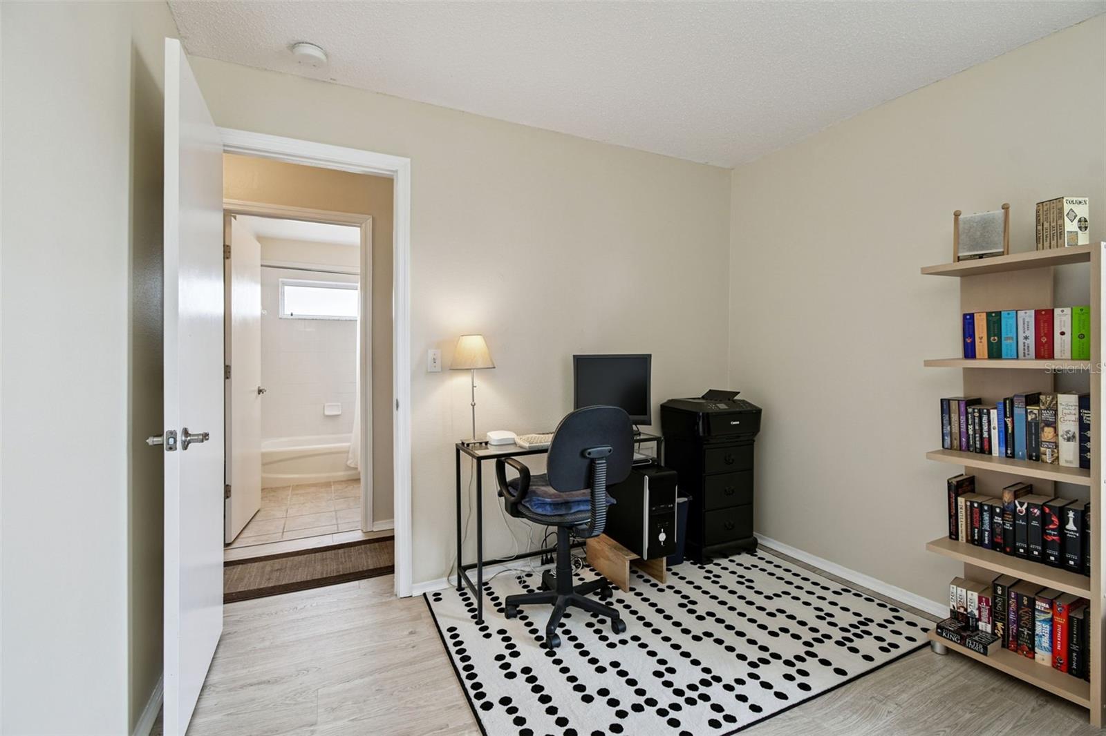 Listing photo id 28 for 1407 Oakford Court