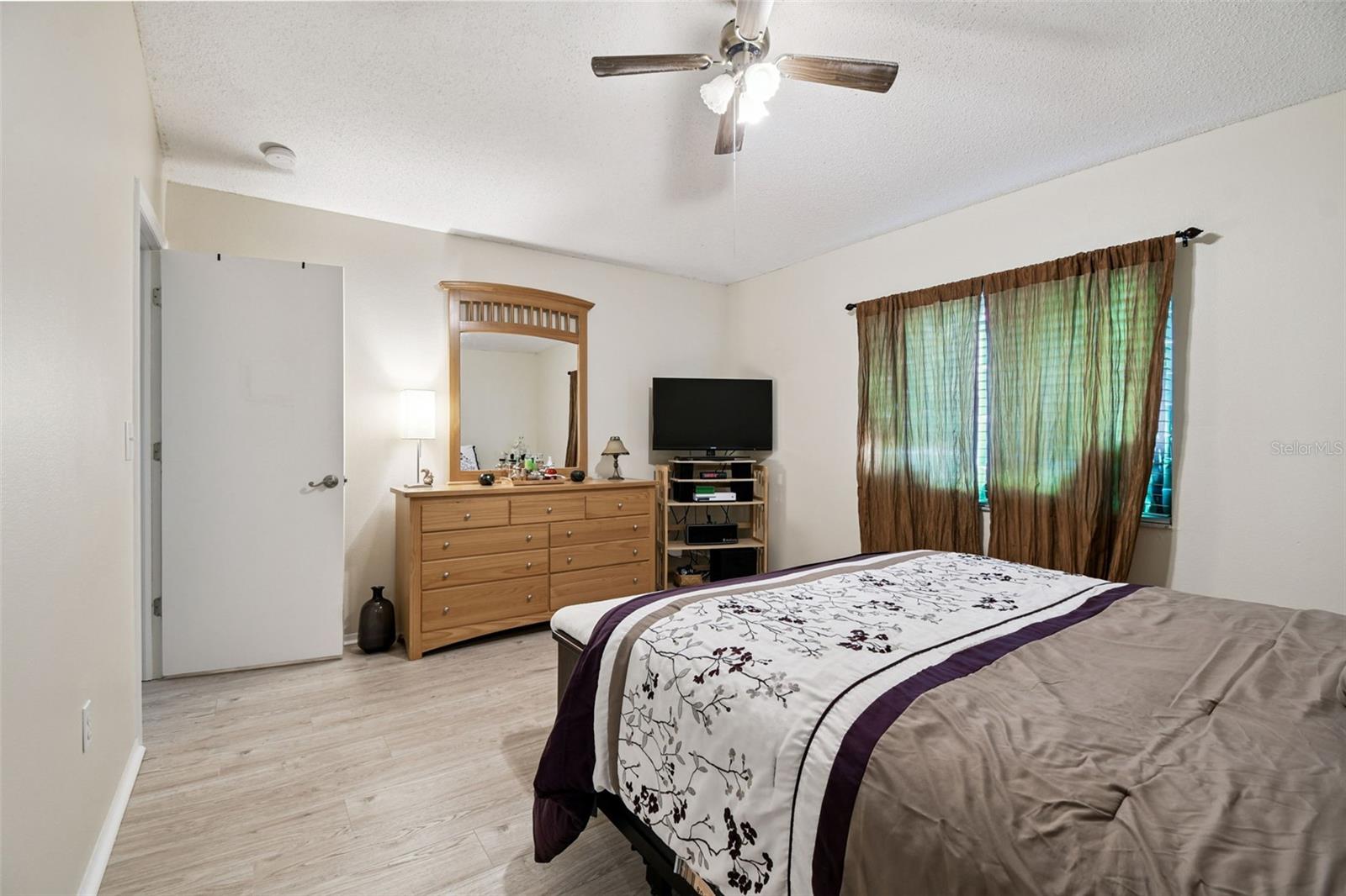 Listing photo id 30 for 1407 Oakford Court