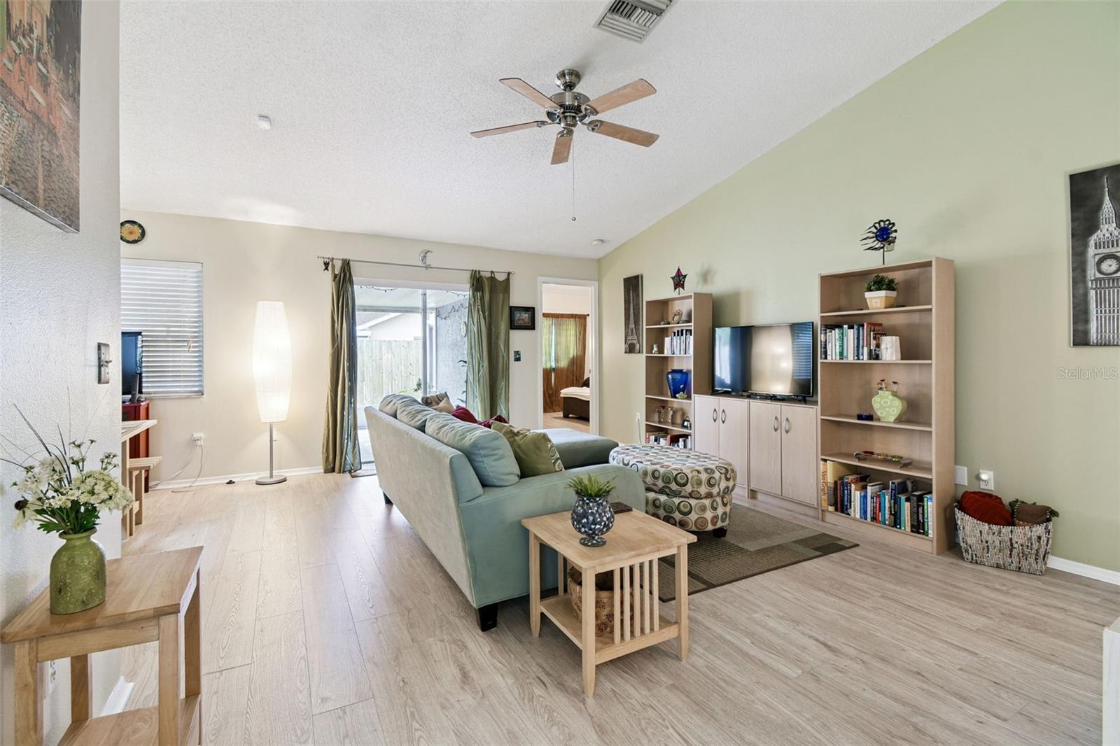 Listing photo id 5 for 1407 Oakford Court