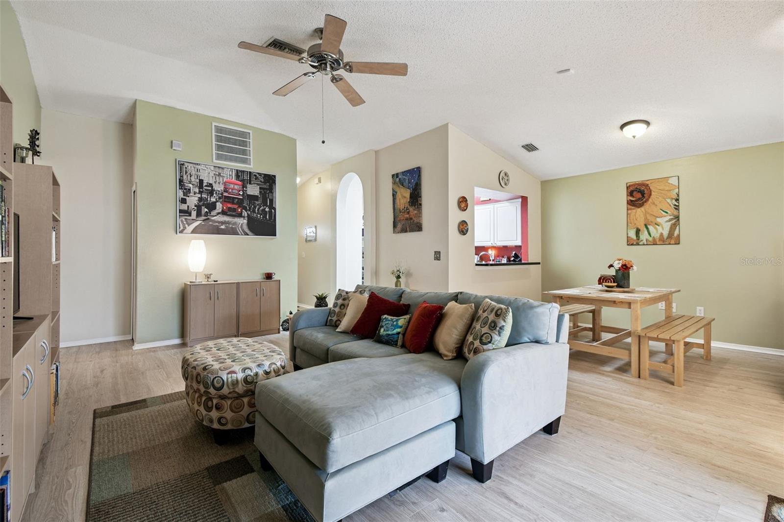 Listing photo id 6 for 1407 Oakford Court