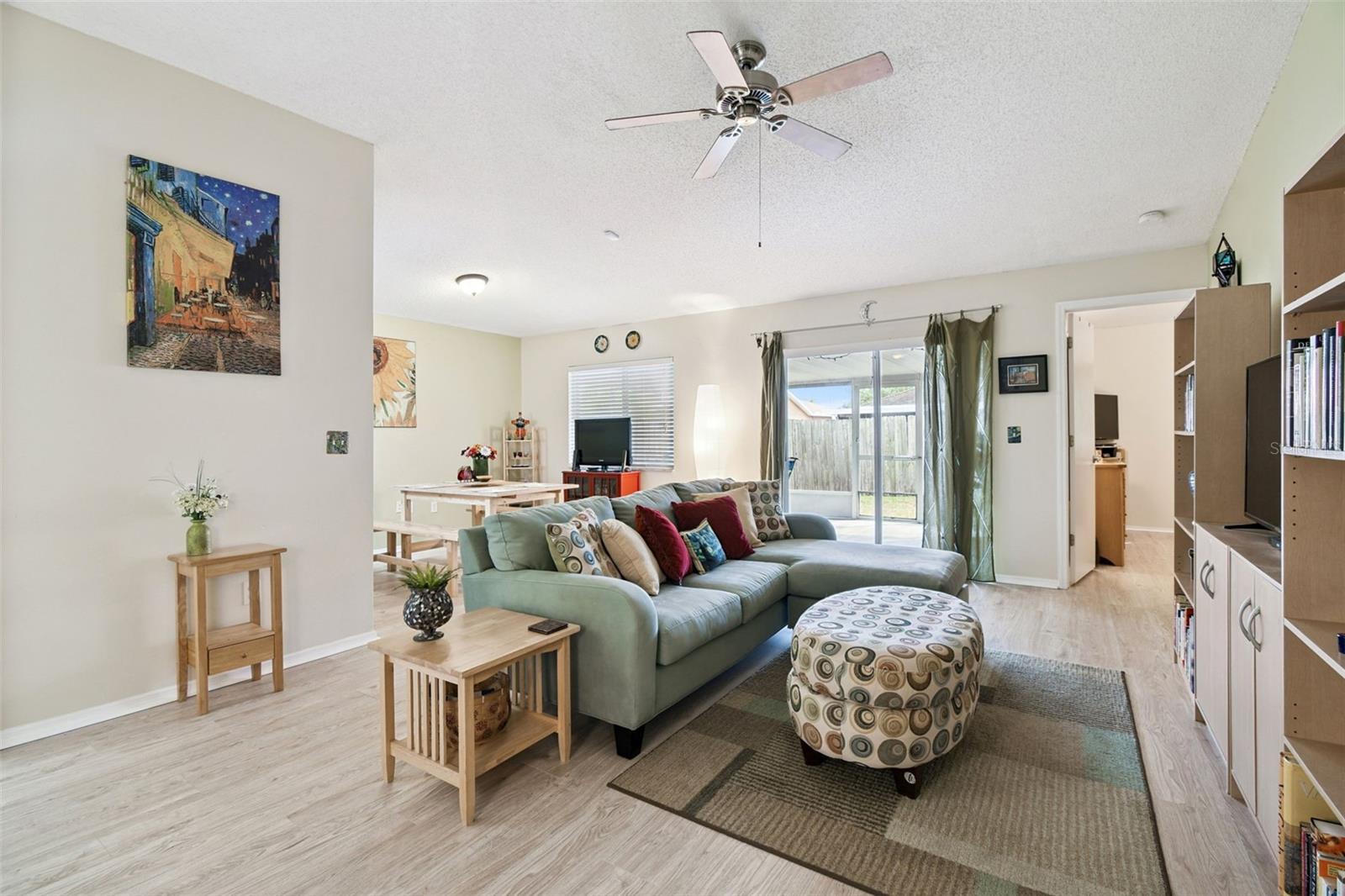 Listing photo id 7 for 1407 Oakford Court