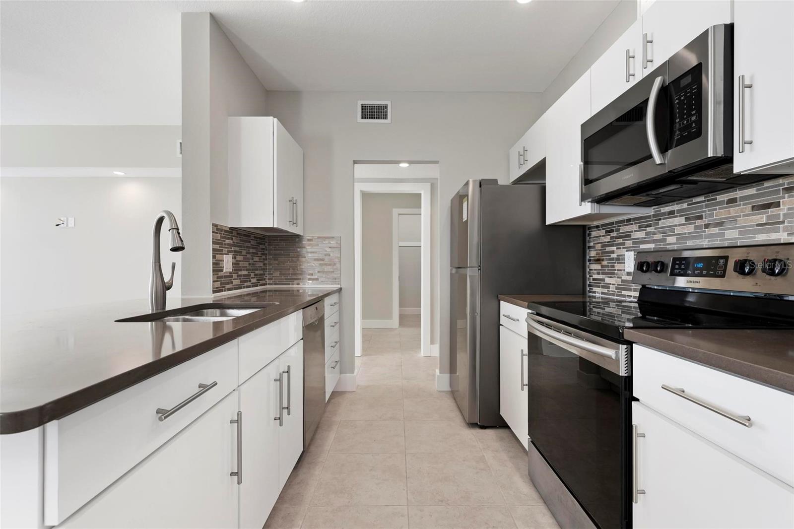 Image 14 of 62 For 5903 Tidewood Avenue 1