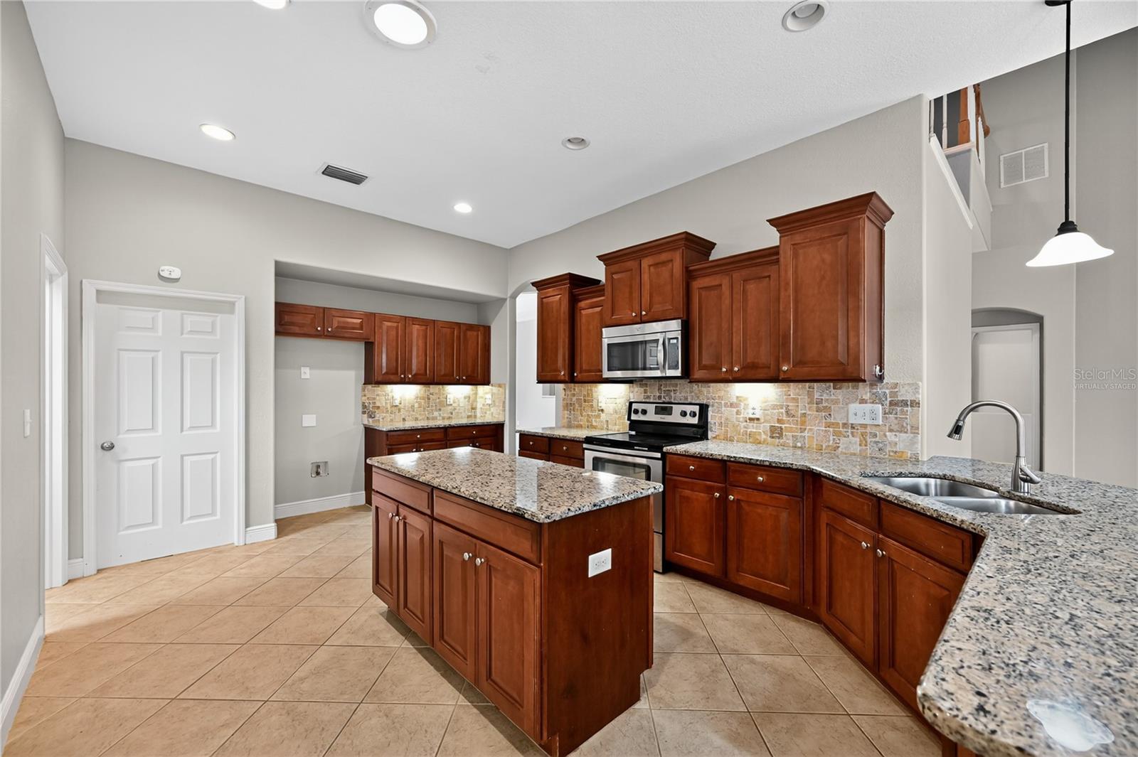 Image 36 of 60 For 13502 Loreo Court