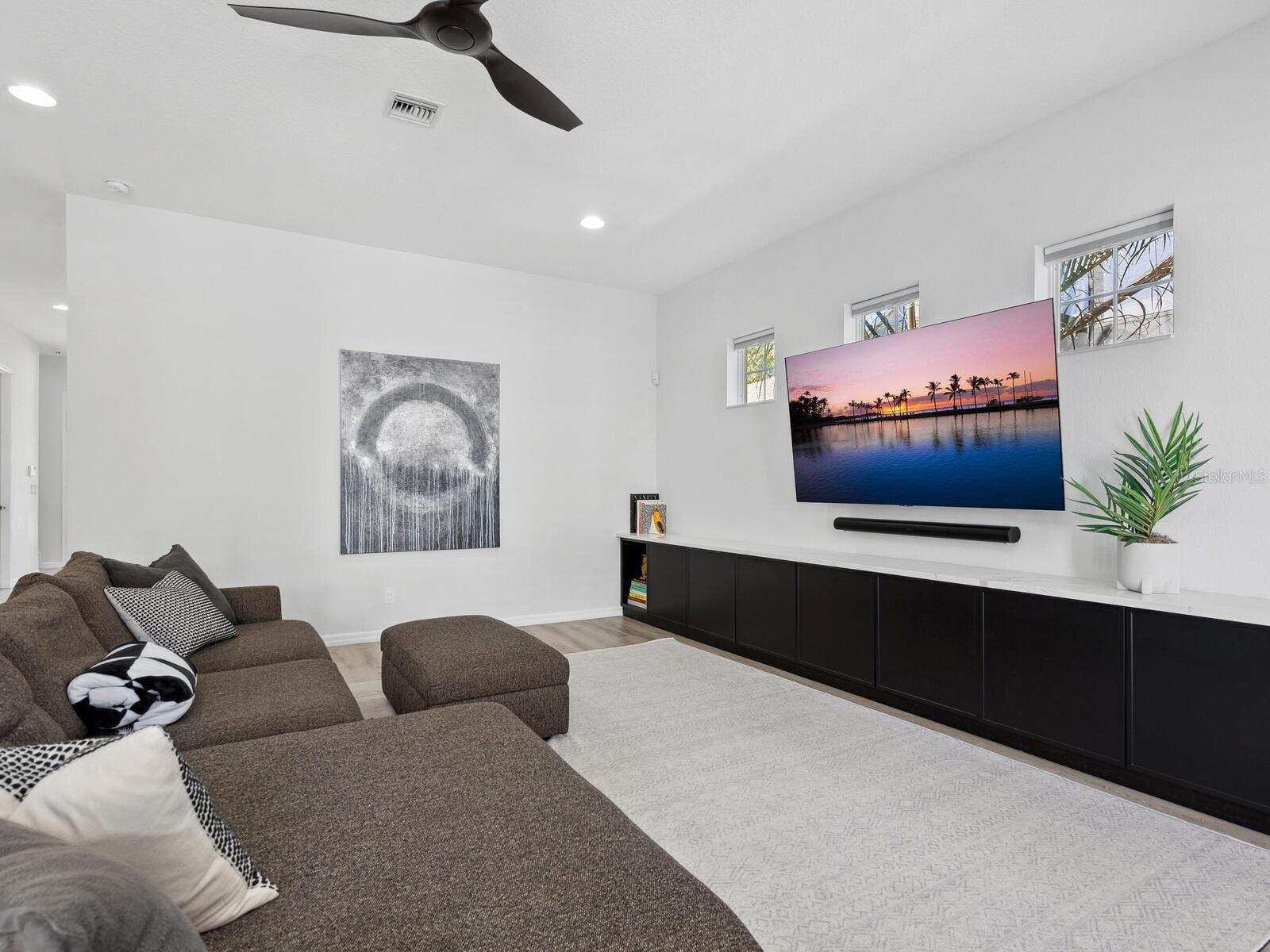 Image 17 of 47 For 2159 Hawthorne Street