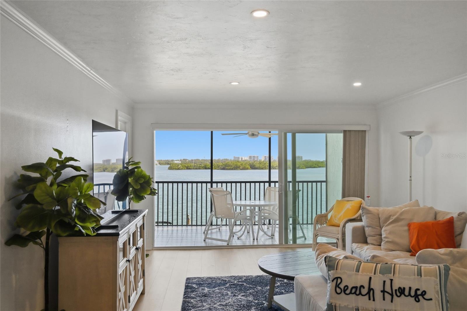 Image 10 of 82 For 8977 Midnight Pass Road 223