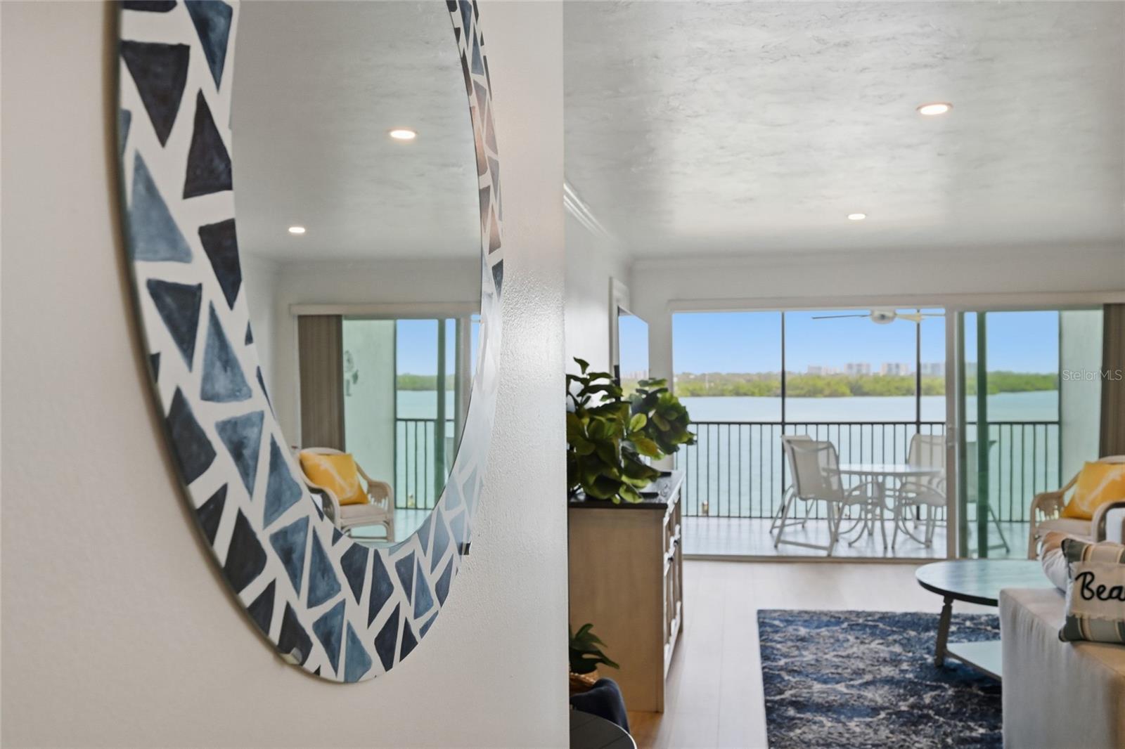 Image 16 of 82 For 8977 Midnight Pass Road 223