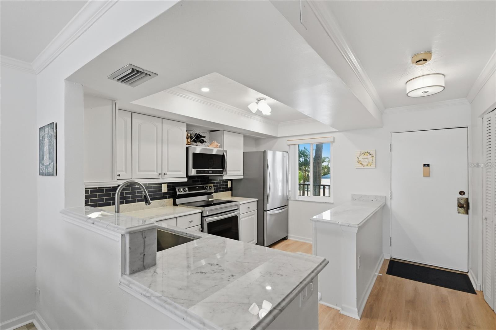 Image 4 of 82 For 8977 Midnight Pass Road 223