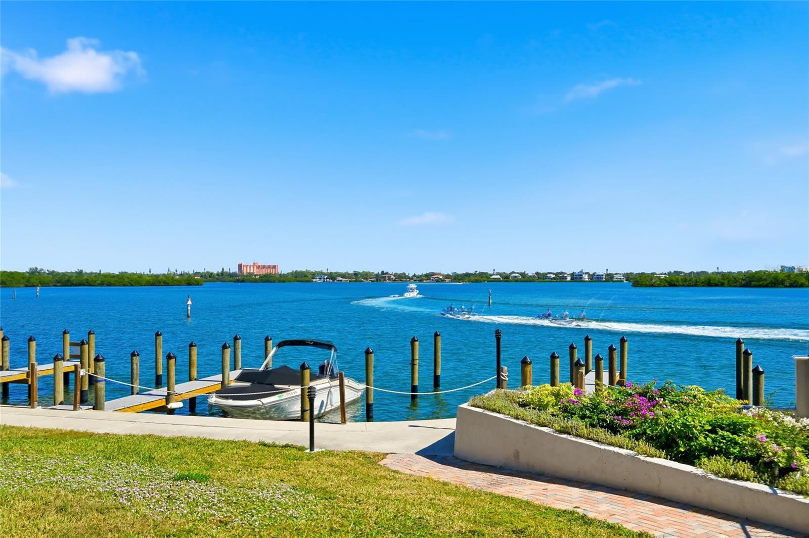 Image 43 of 82 For 8977 Midnight Pass Road 223