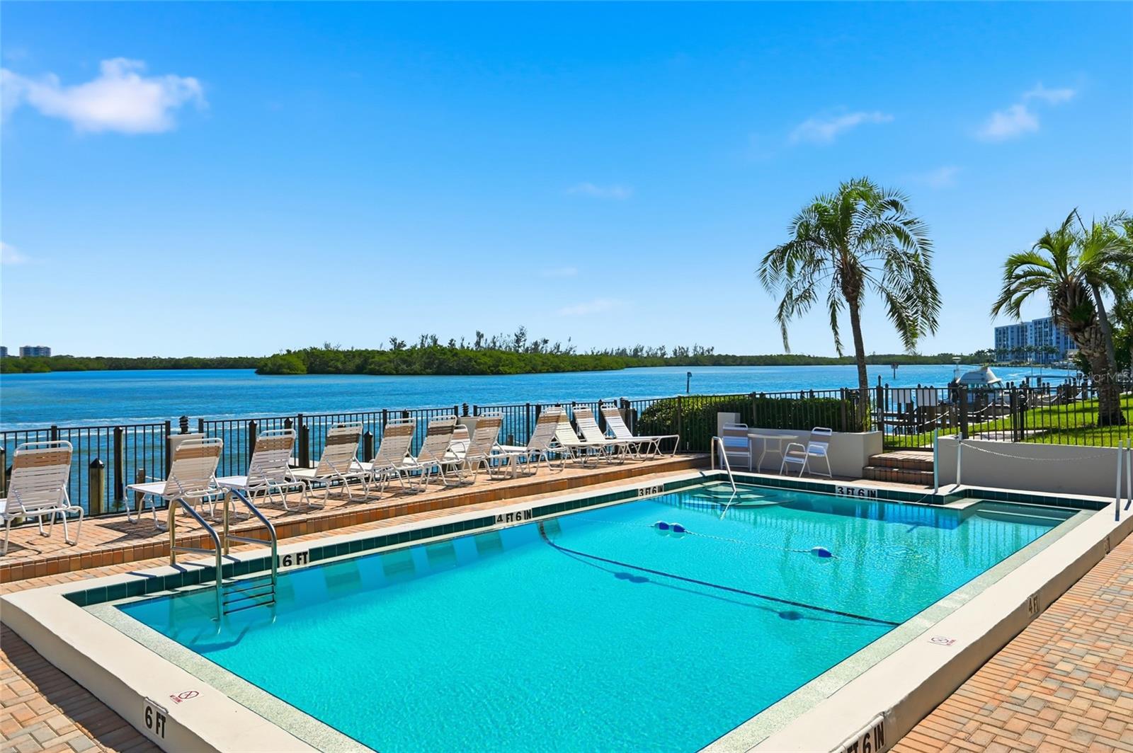 Image 44 of 82 For 8977 Midnight Pass Road 223