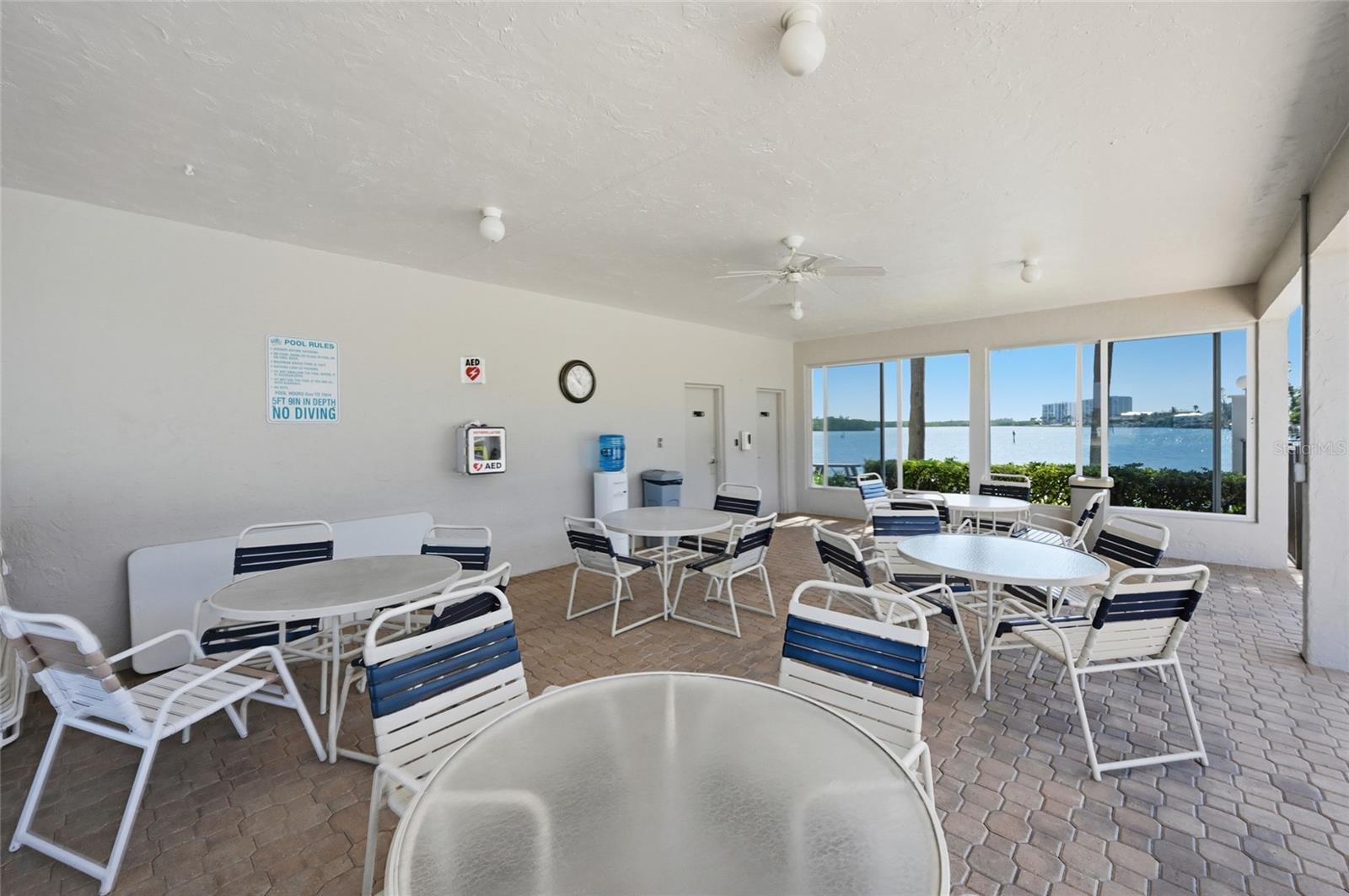 Image 54 of 82 For 8977 Midnight Pass Road 223