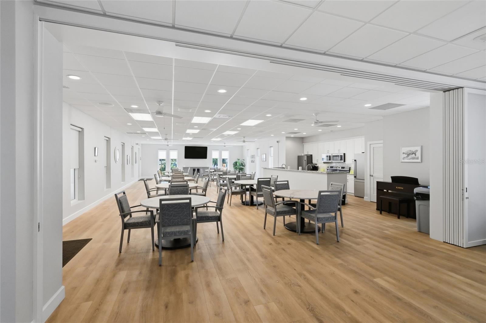 Image 58 of 82 For 8977 Midnight Pass Road 223