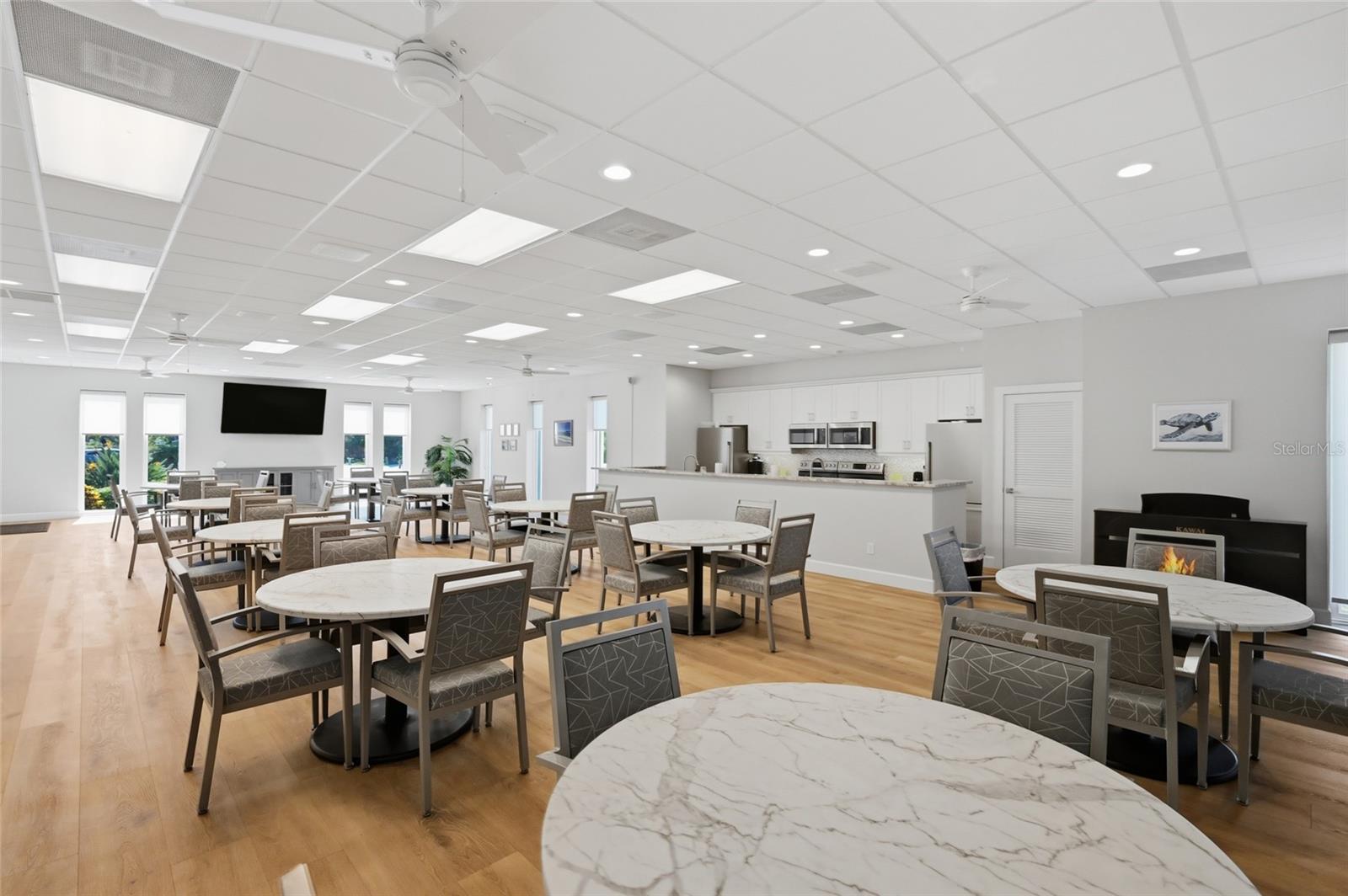 Image 59 of 82 For 8977 Midnight Pass Road 223