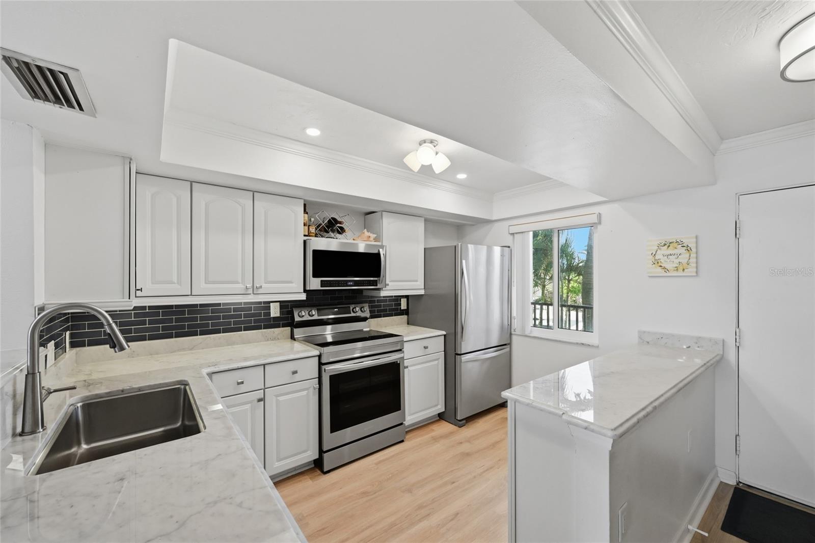 Image 6 of 82 For 8977 Midnight Pass Road 223