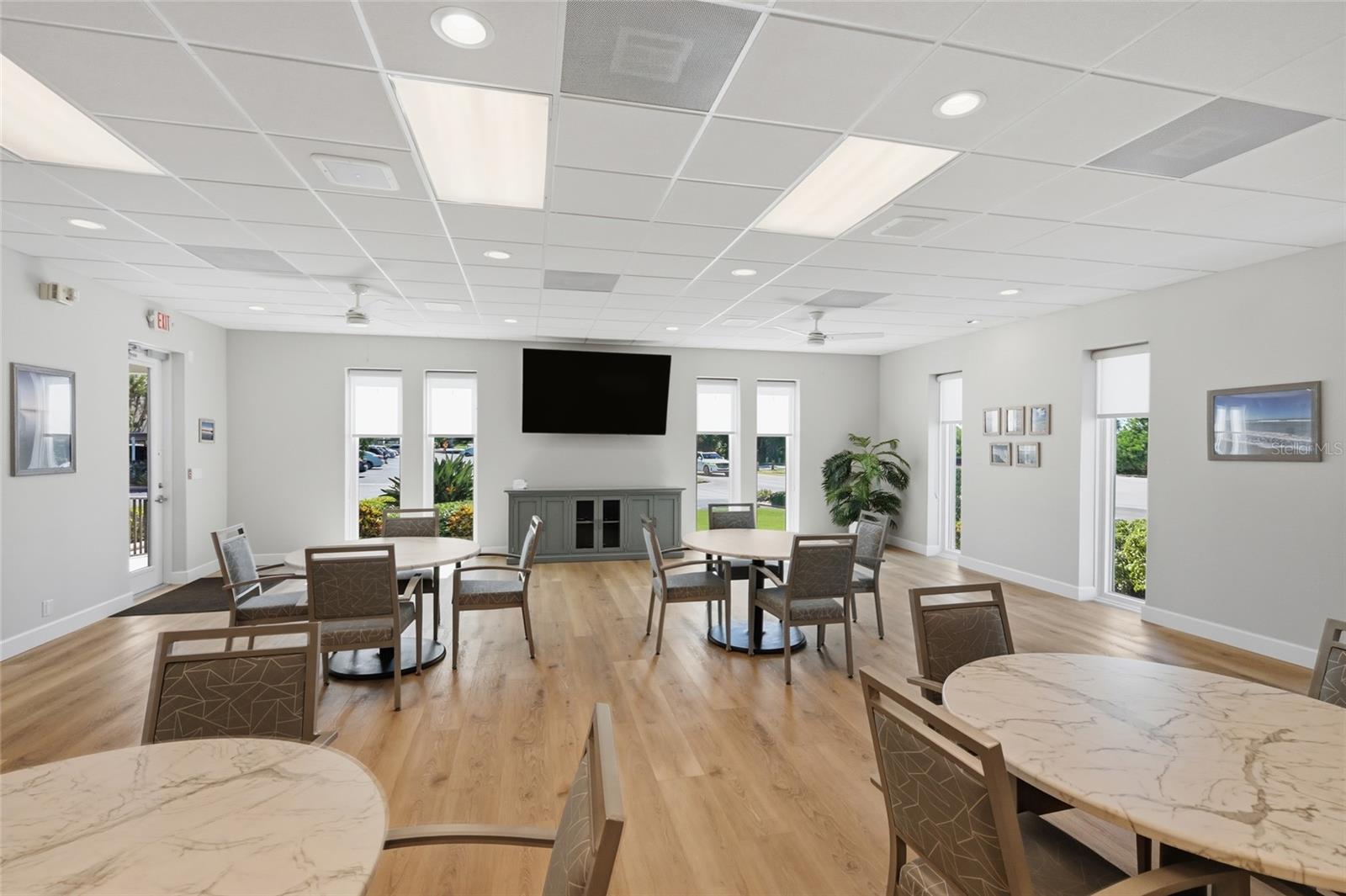 Image 61 of 82 For 8977 Midnight Pass Road 223