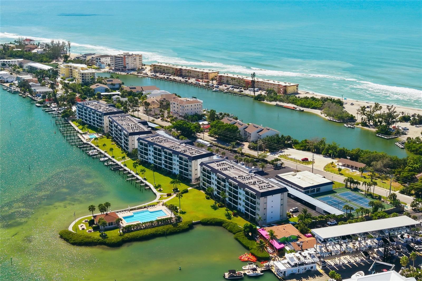 Image 76 of 82 For 8977 Midnight Pass Road 223