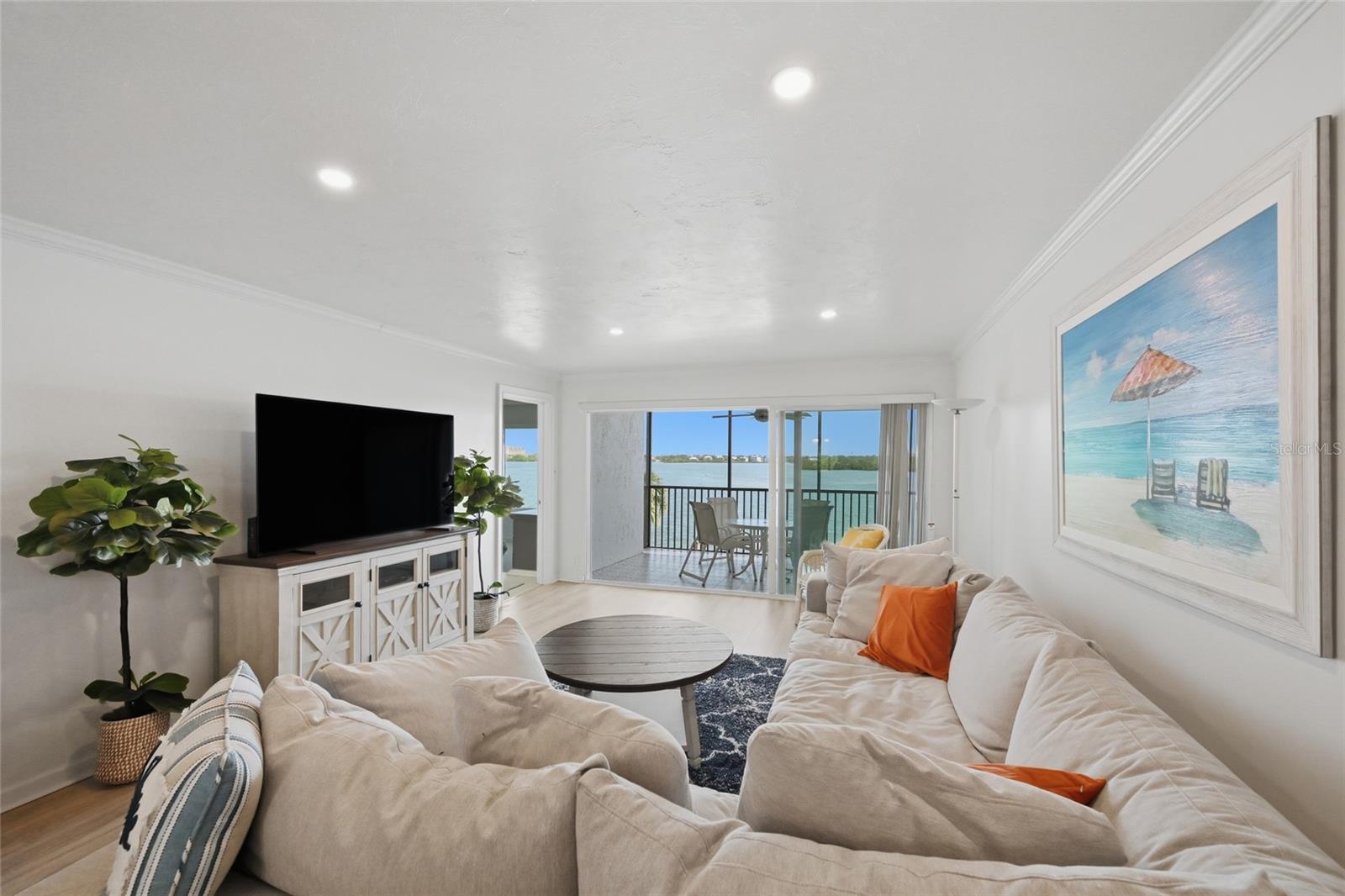 Image 9 of 82 For 8977 Midnight Pass Road 223