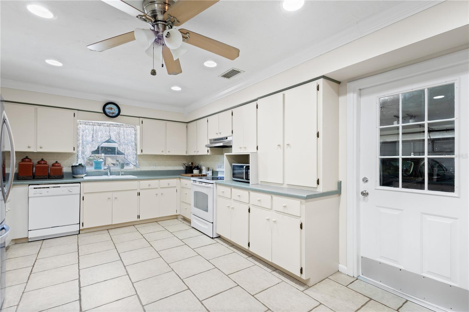 Image 11 of 37 For 3411 Davis Street