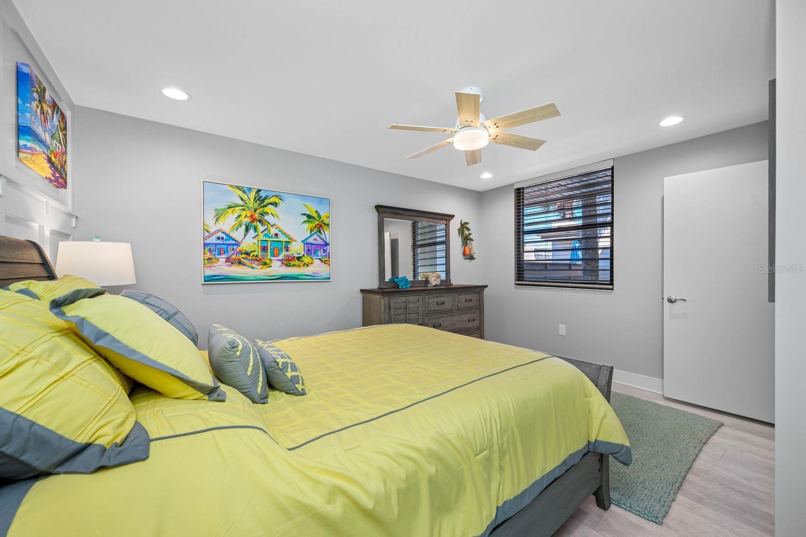 Image 10 of 48 For 703 Oakview Drive 703