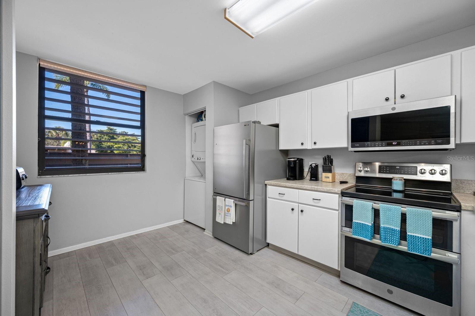 Image 14 of 48 For 703 Oakview Drive 703