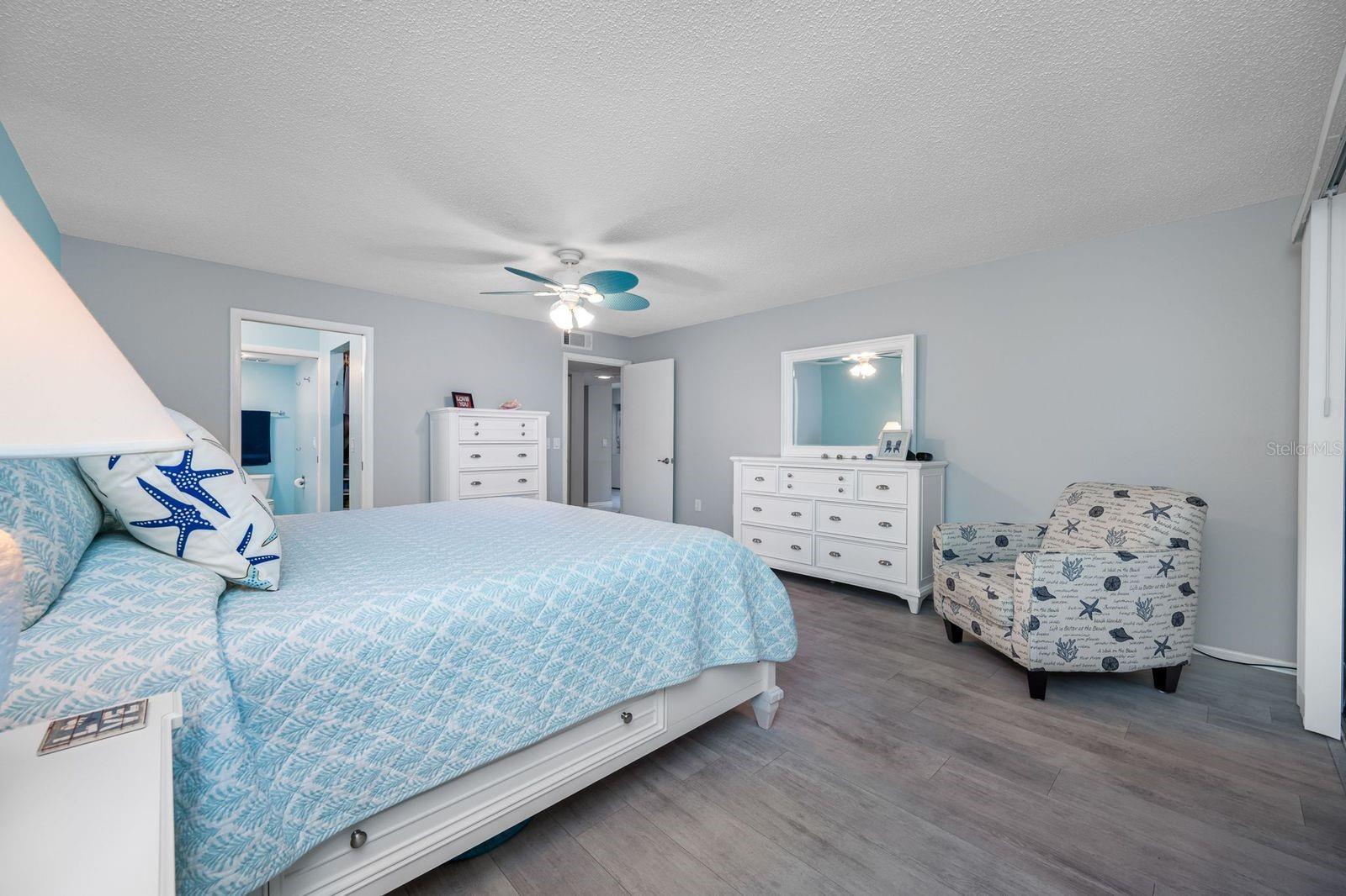 Image 27 of 48 For 703 Oakview Drive 703