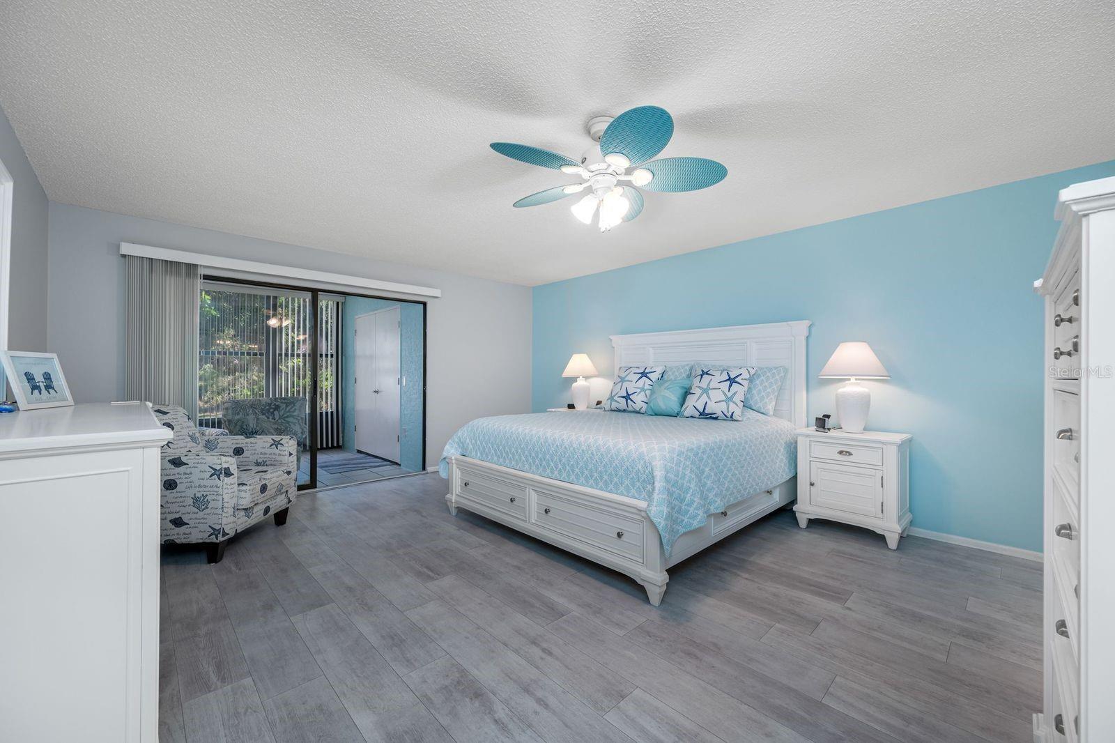 Image 3 of 48 For 703 Oakview Drive 703