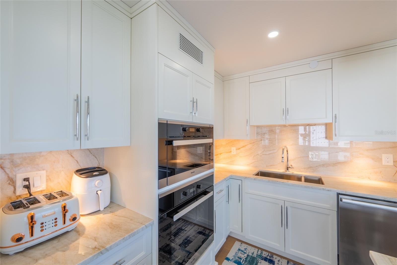 Image 18 of 86 For 770 Palm Avenue 1704