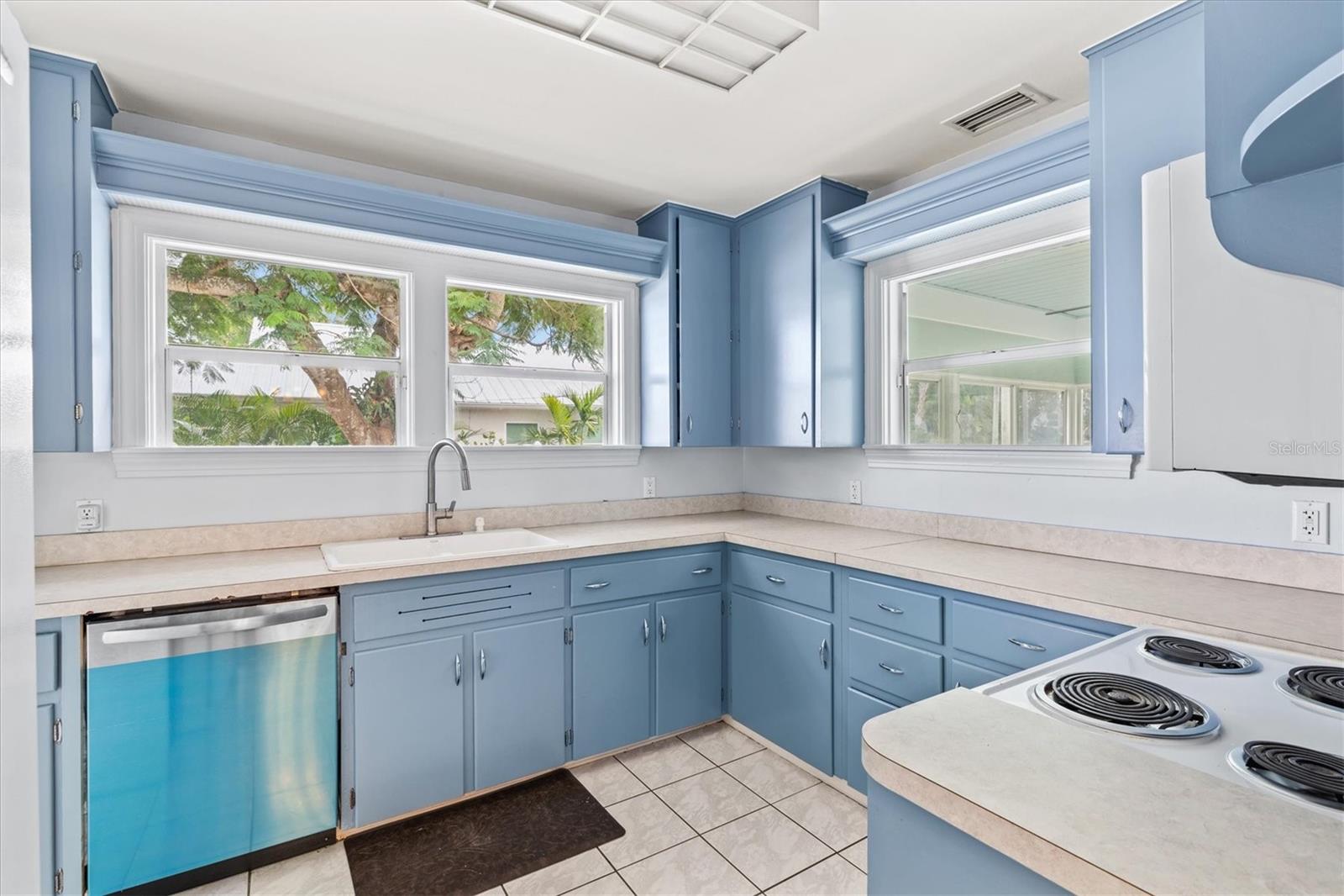 Image 13 of 49 For 2720 4th Avenue W