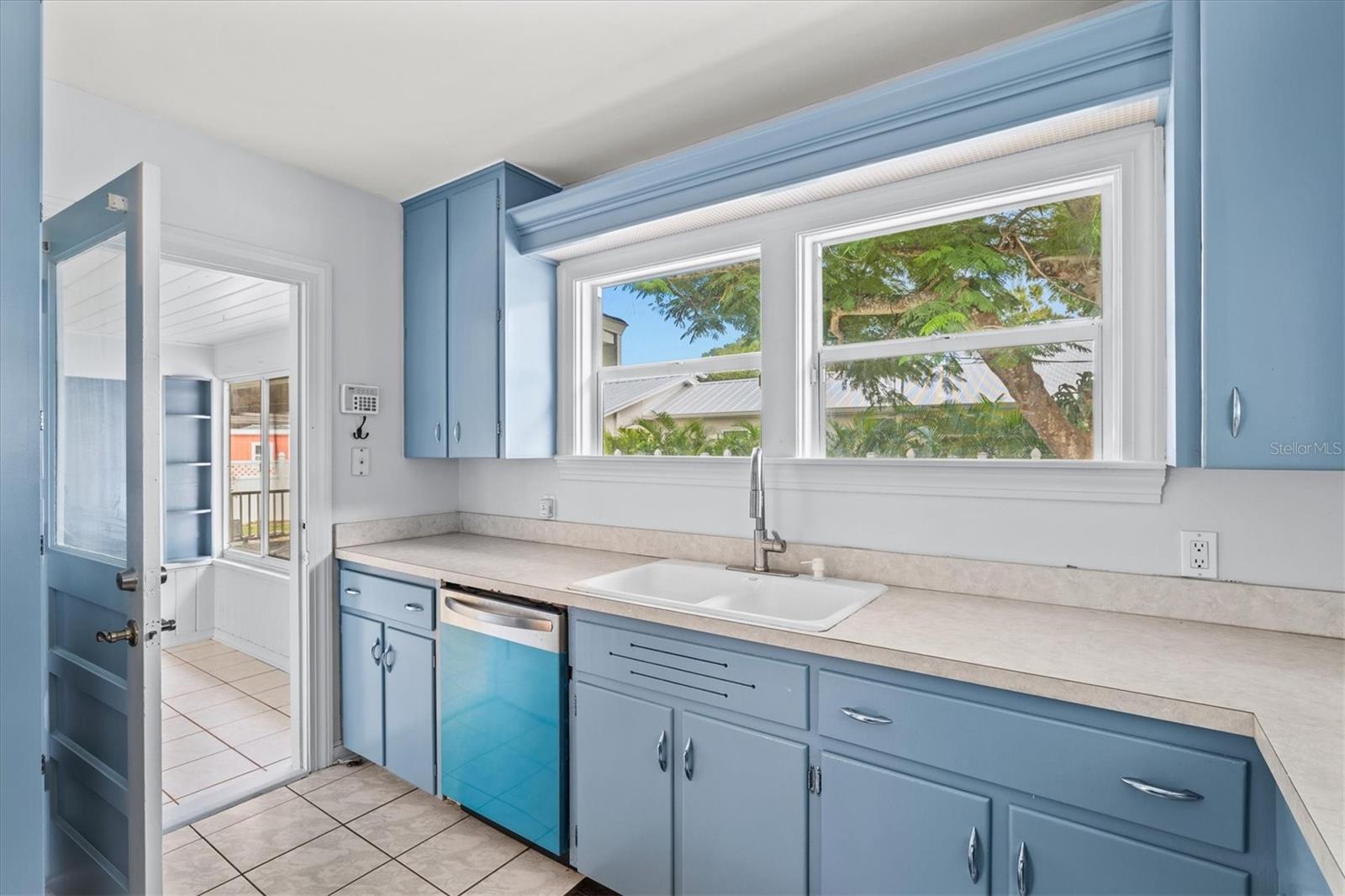 Image 15 of 49 For 2720 4th Avenue W