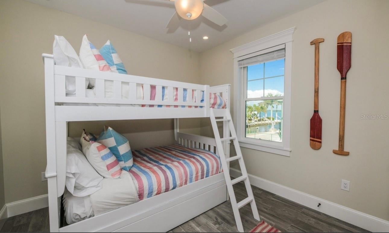 Image 21 of 54 For 401 20th Place