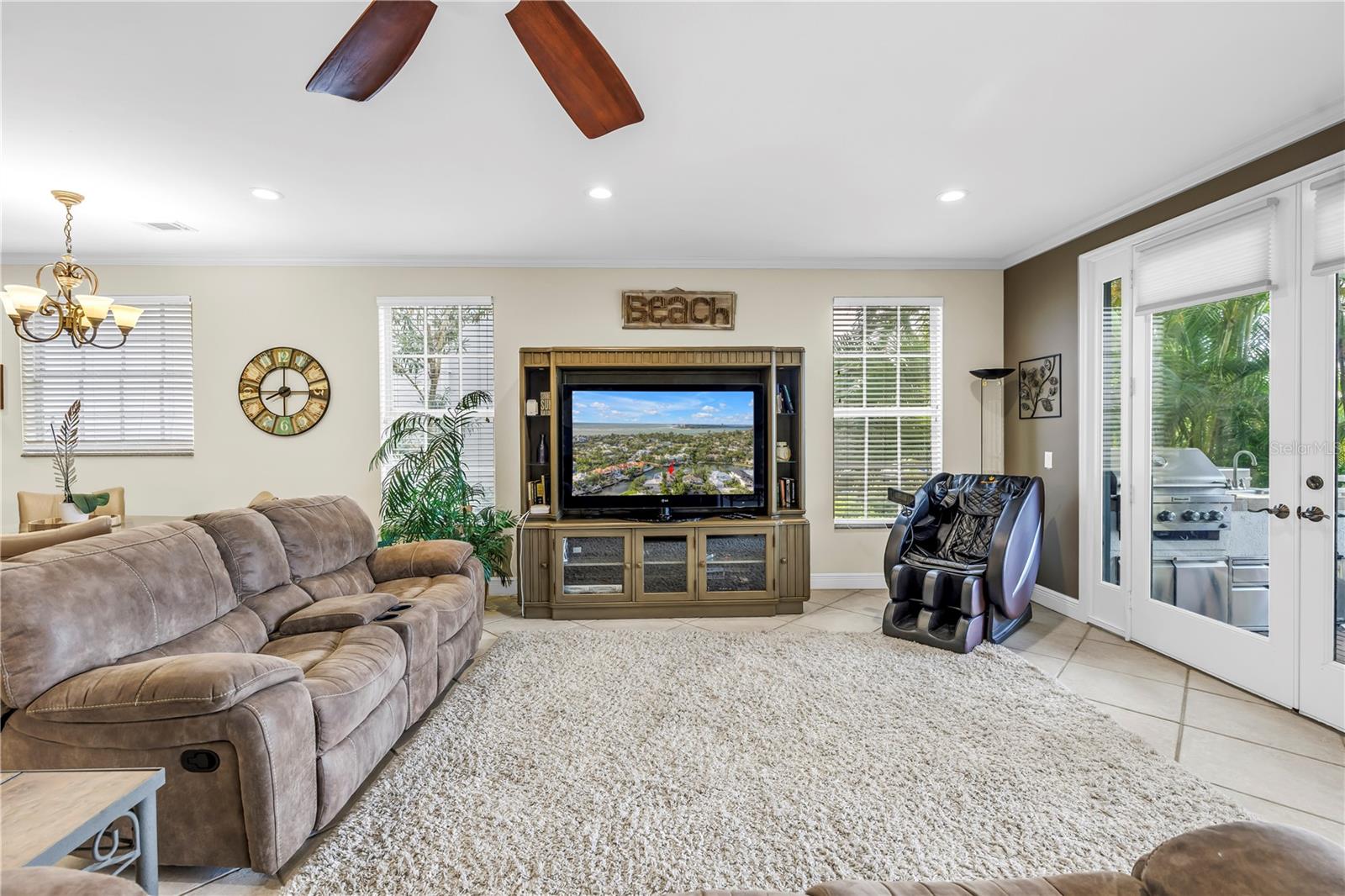 Image 16 of 88 For 513 Venice Lane