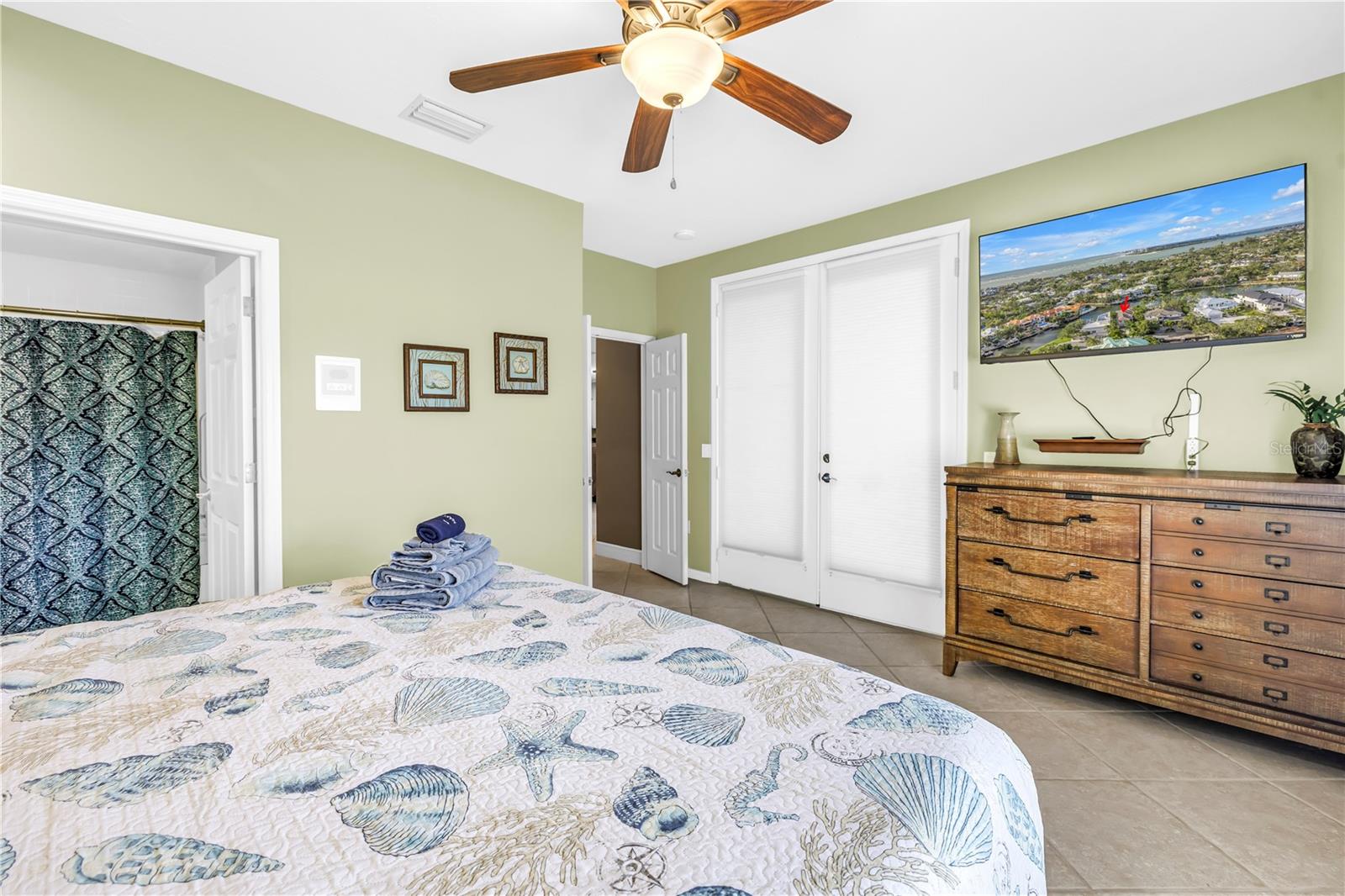 Image 28 of 88 For 513 Venice Lane