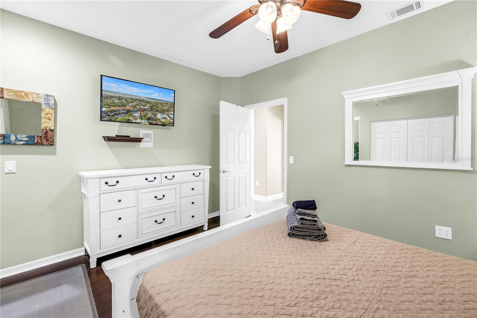 Image 31 of 88 For 513 Venice Lane