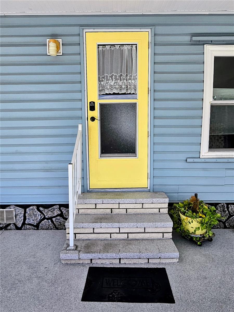 Image 10 of 66 For 305 Oakwood Boulevard E