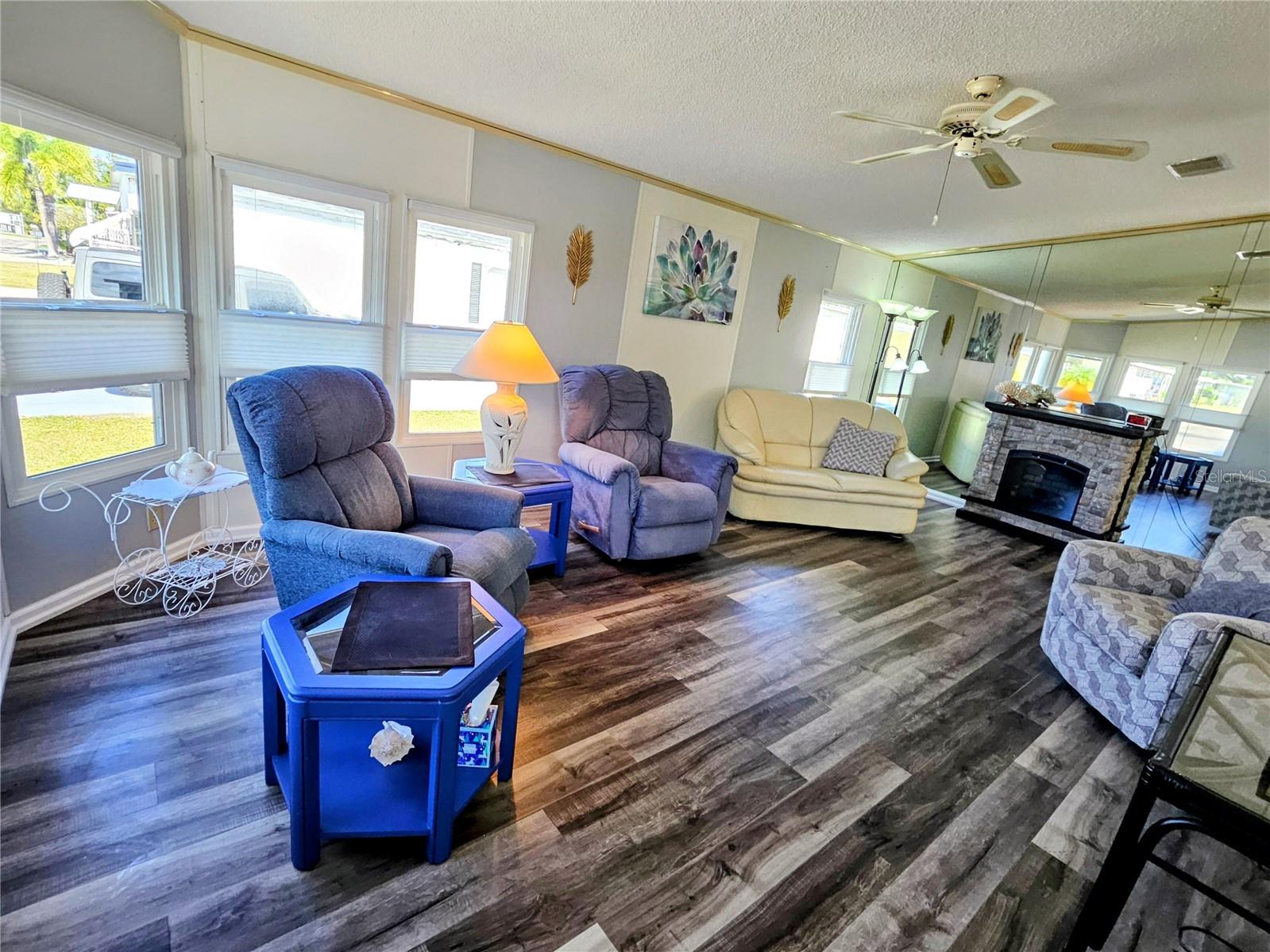 Image 11 of 66 For 305 Oakwood Boulevard E