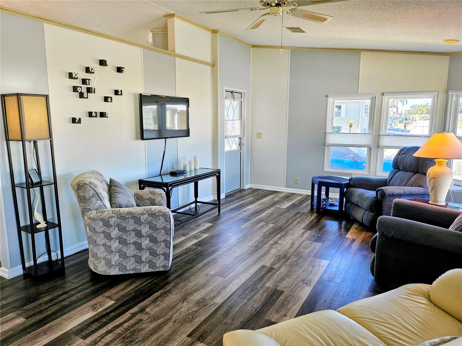 Image 12 of 66 For 305 Oakwood Boulevard E