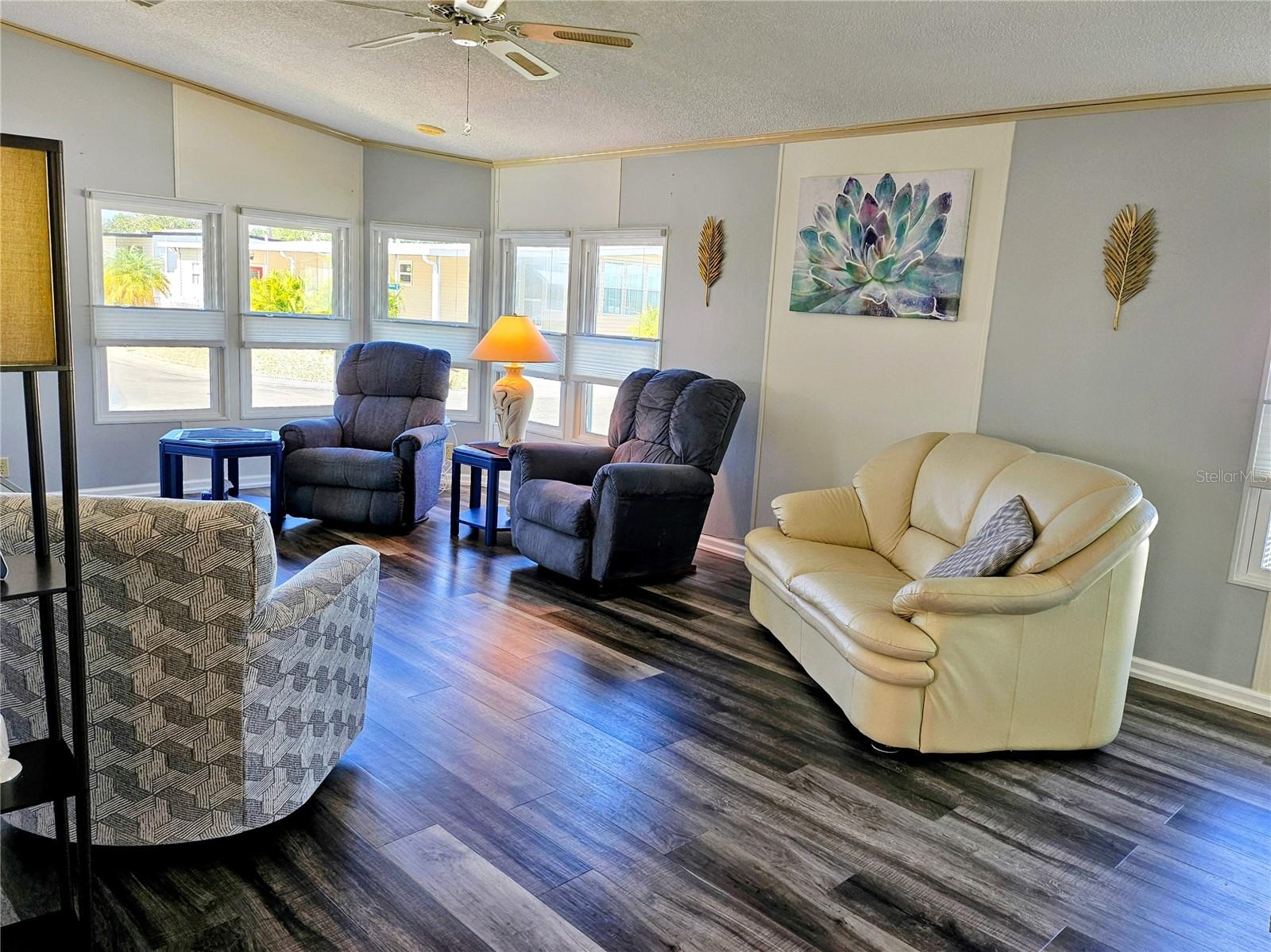 Image 13 of 66 For 305 Oakwood Boulevard E