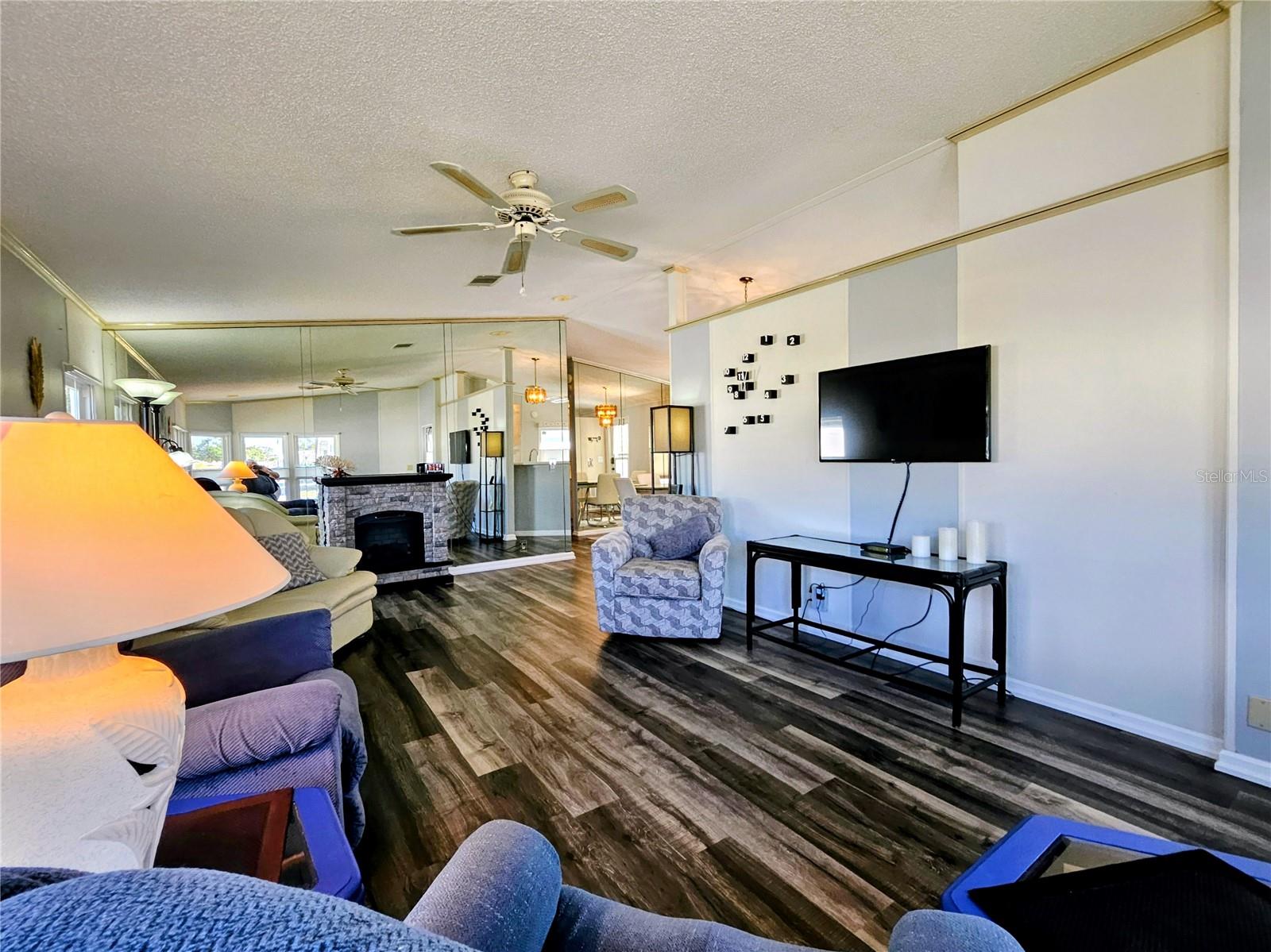 Image 14 of 66 For 305 Oakwood Boulevard E