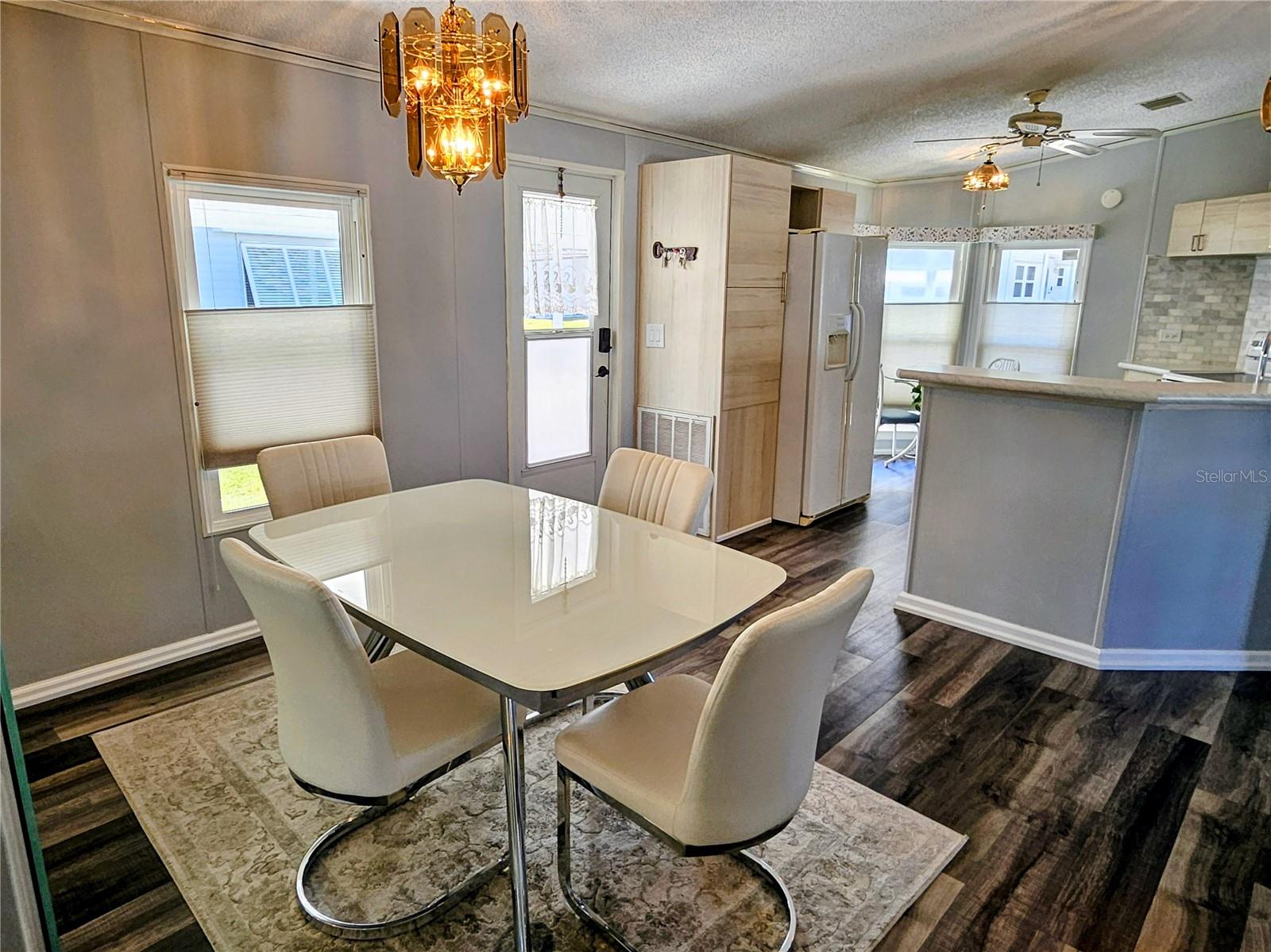 Image 17 of 66 For 305 Oakwood Boulevard E