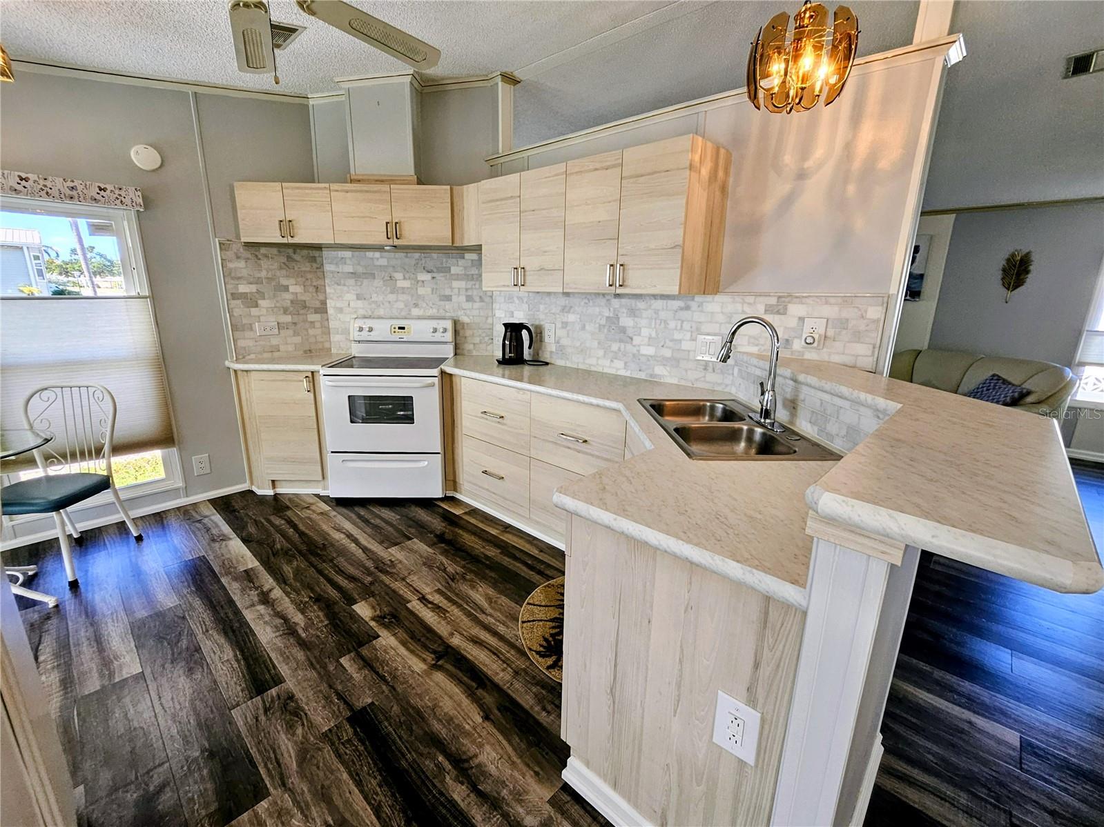 Image 19 of 66 For 305 Oakwood Boulevard E